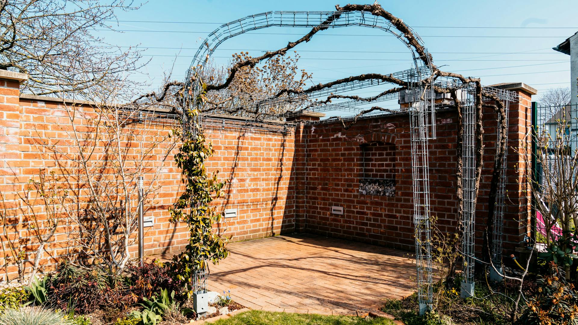 Eine Ecke in einem Garten, in die der Grill gebaut werden soll.
