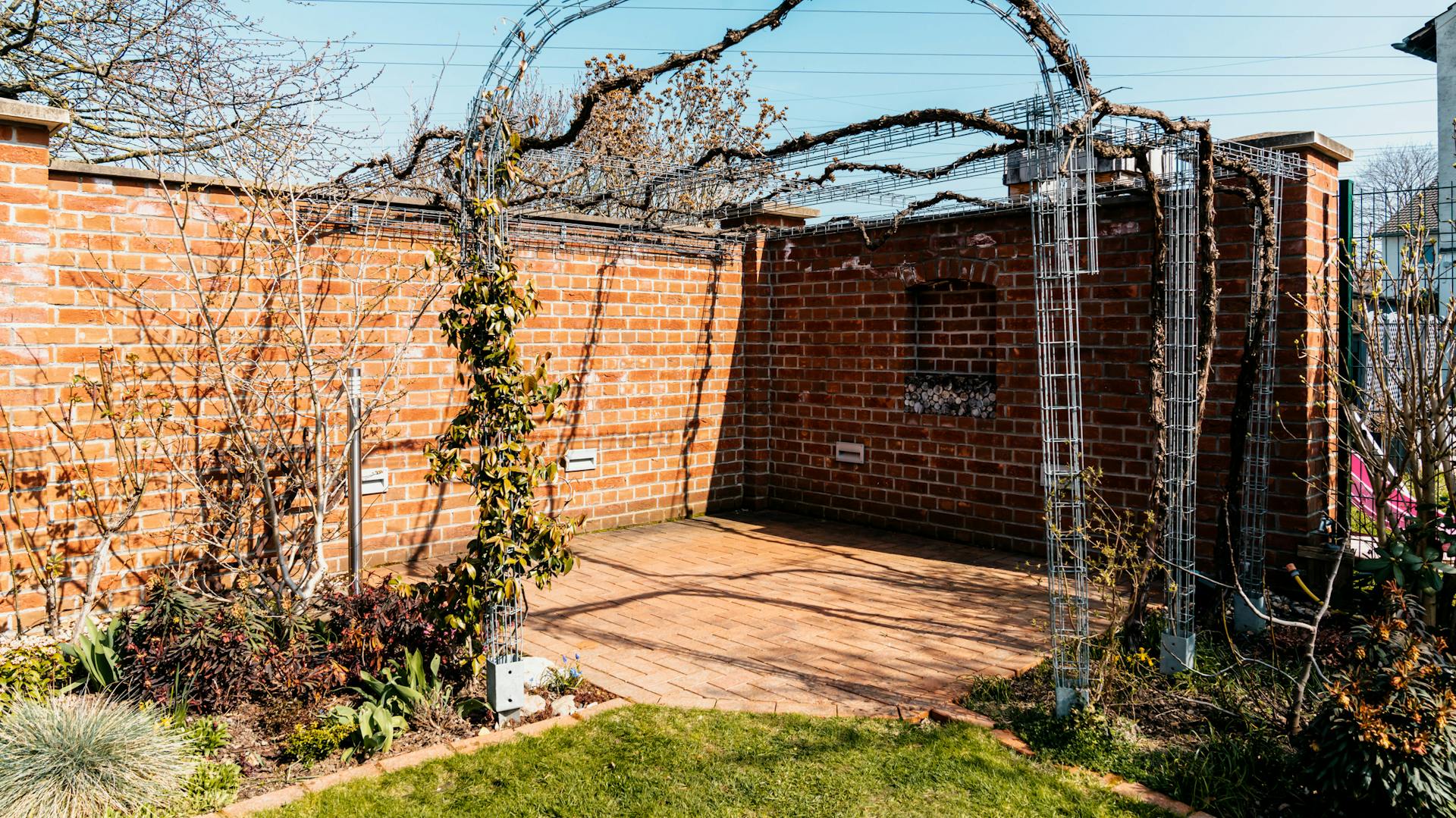 Üres grillezőhely kőből, az azt övező fallal.