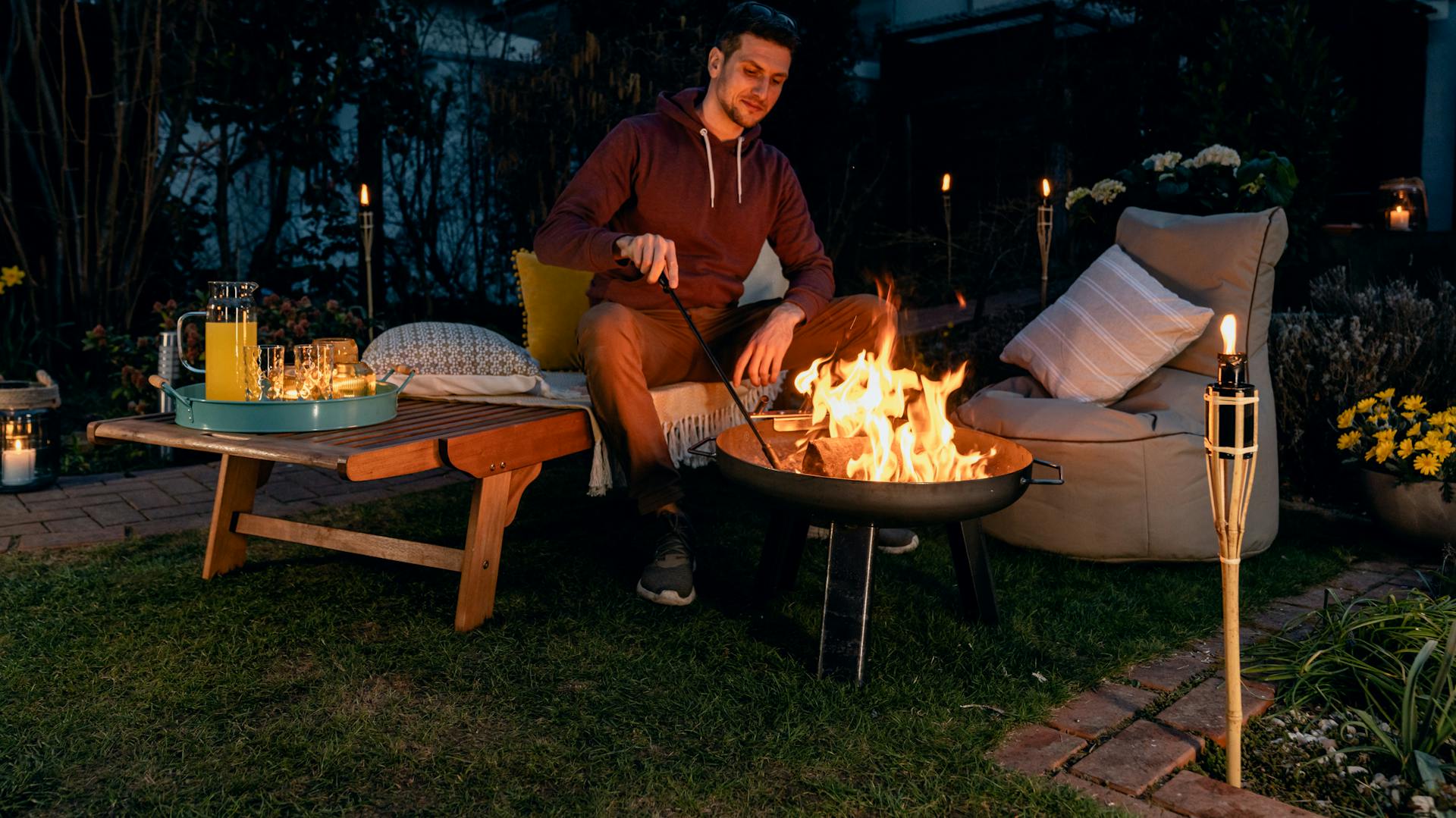 Hangulatos grillezőhely az esti órákban