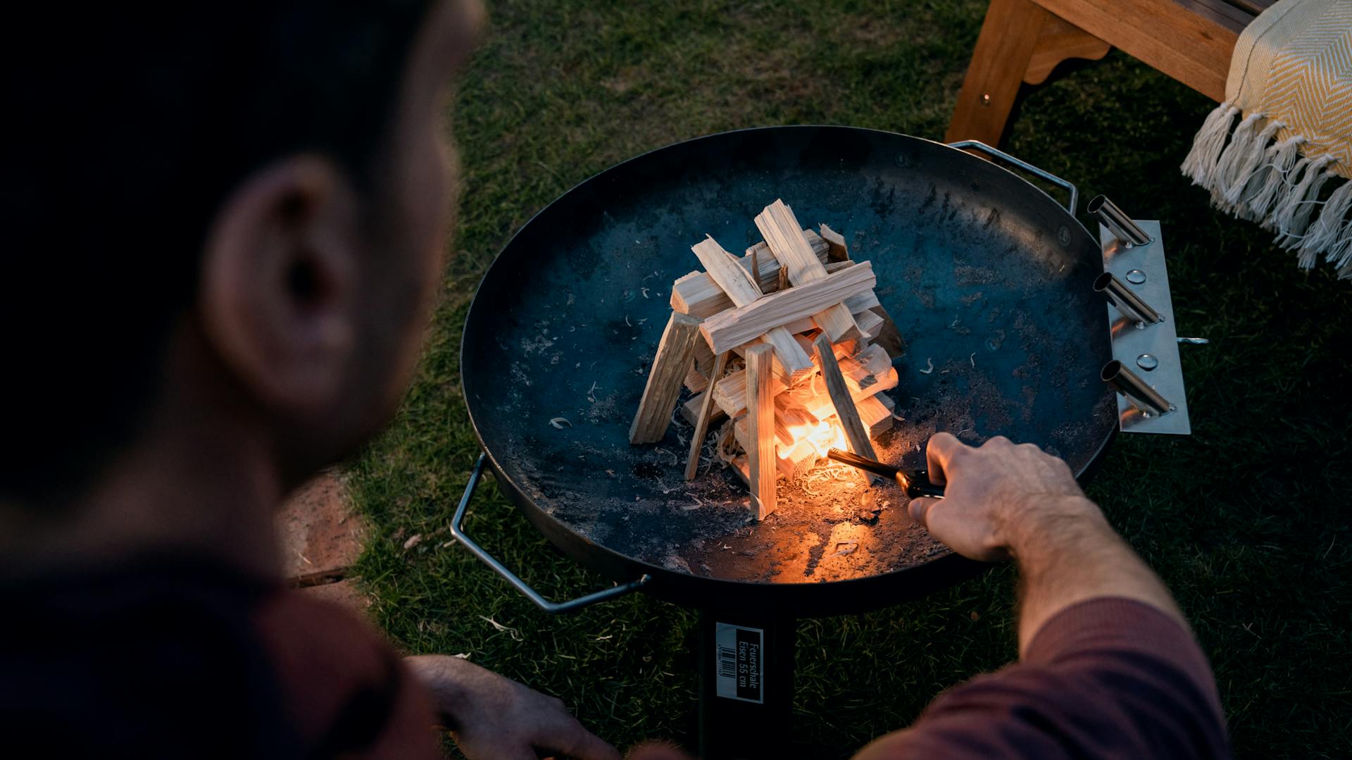 Előkészítik a tűzrakó tálat botkenyér sütéséhez.