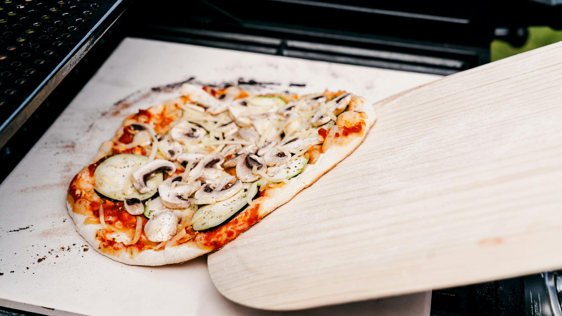 Pizza auf Pizzastein für Grill