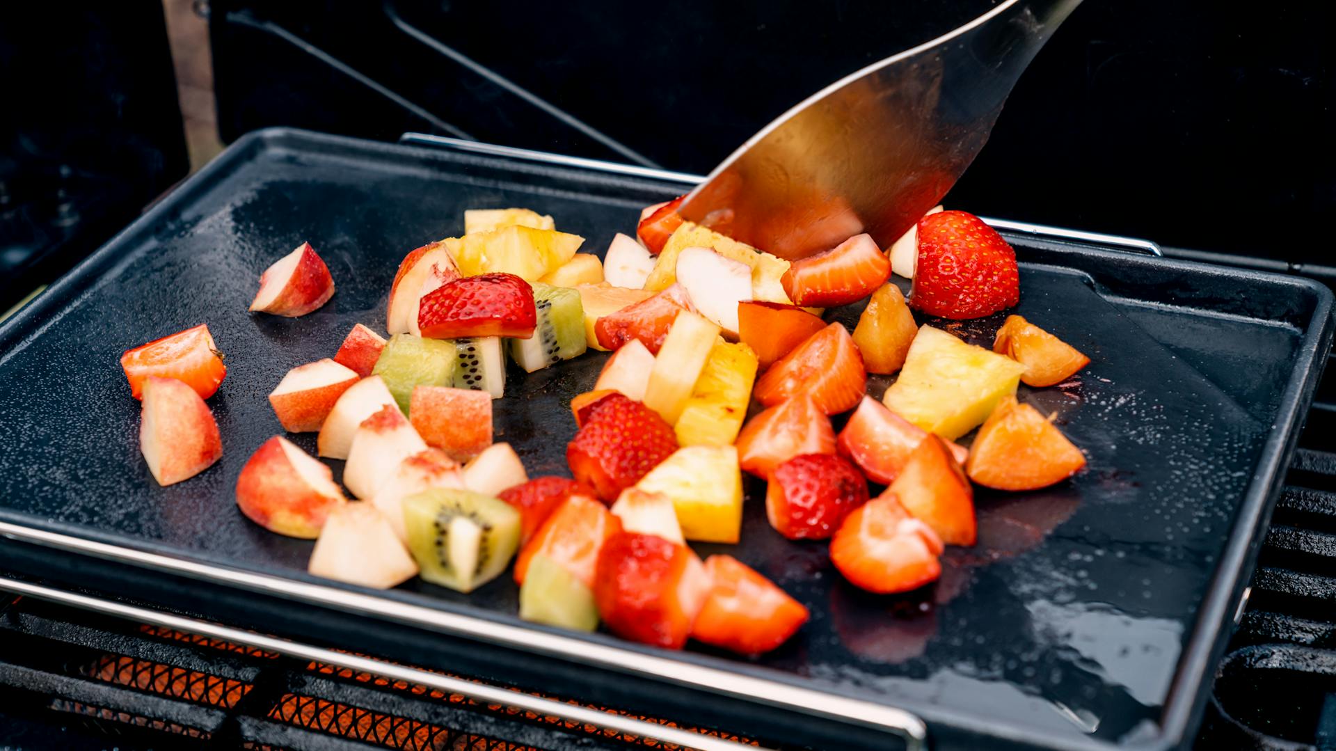 Girare la frutta sulla griglia