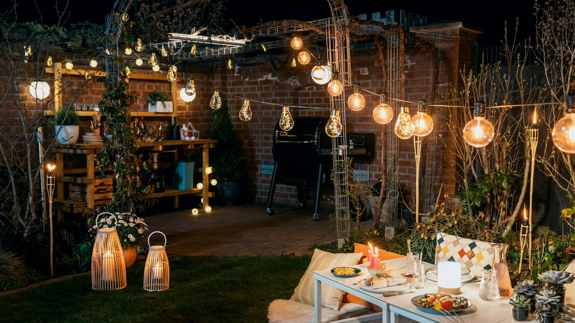 Megvilágított asztal, friss finomságokkal a grillről.