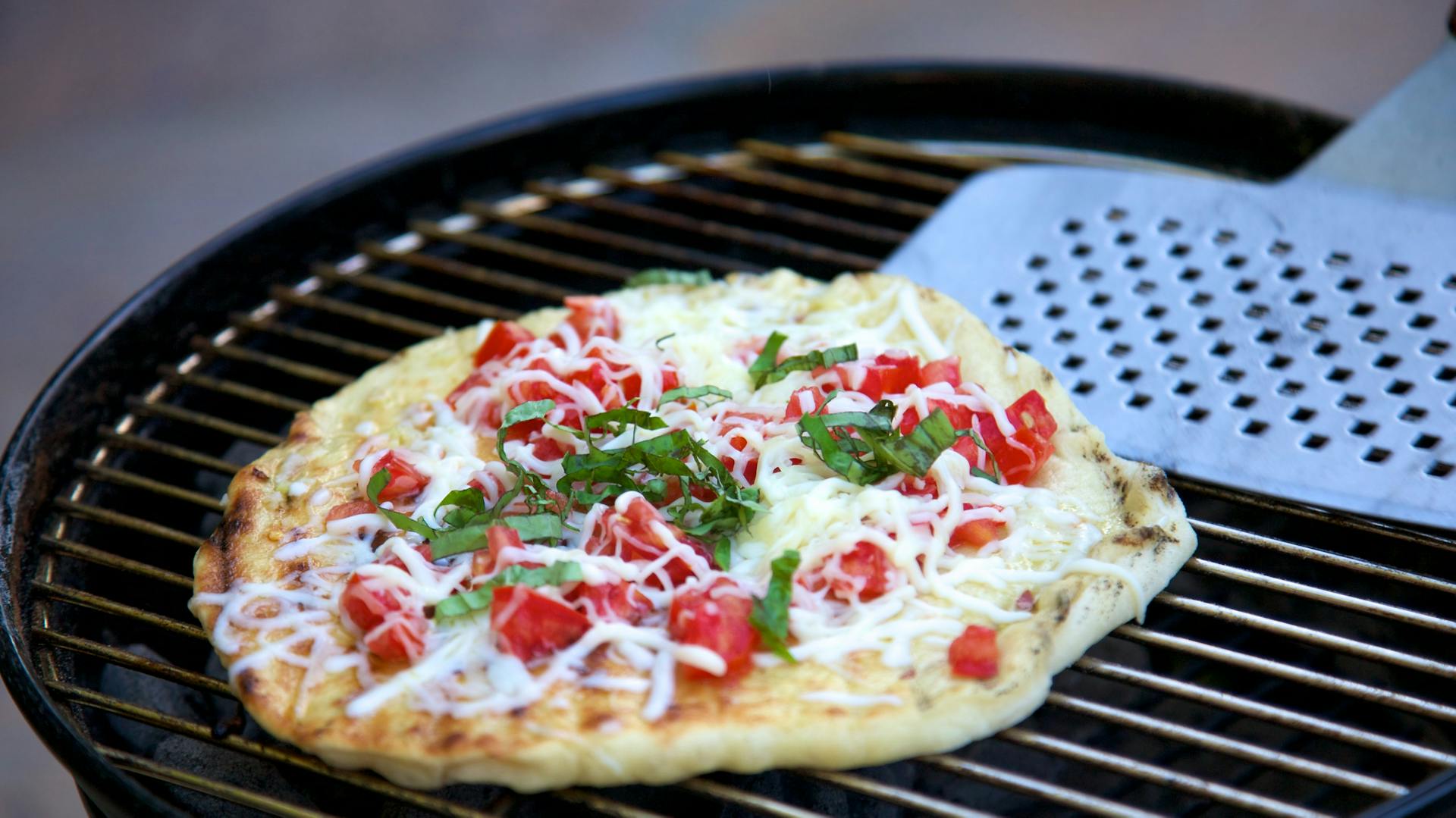 Pizza auf einem Grillrost