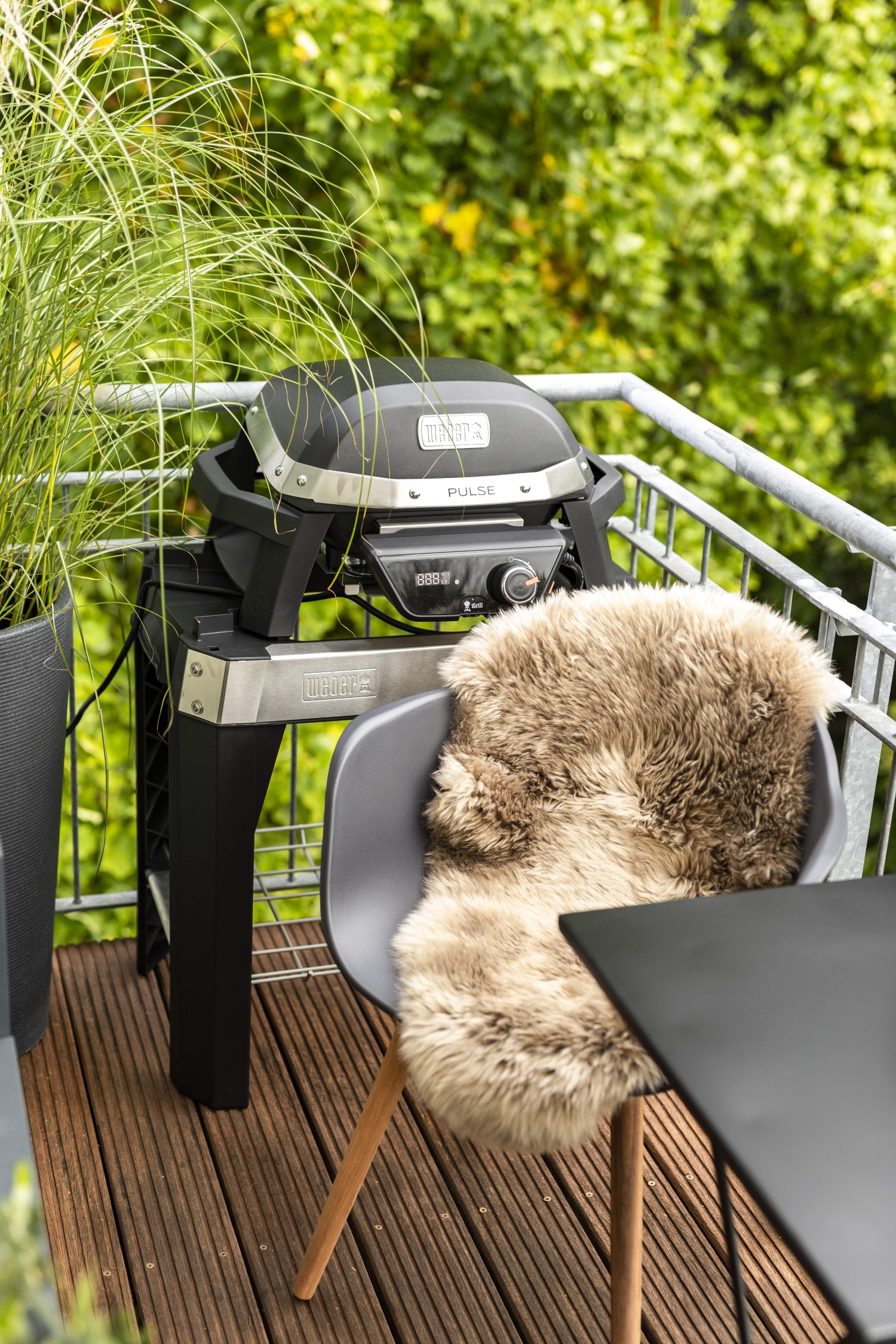 Weber elektromos grill az erkélyen.