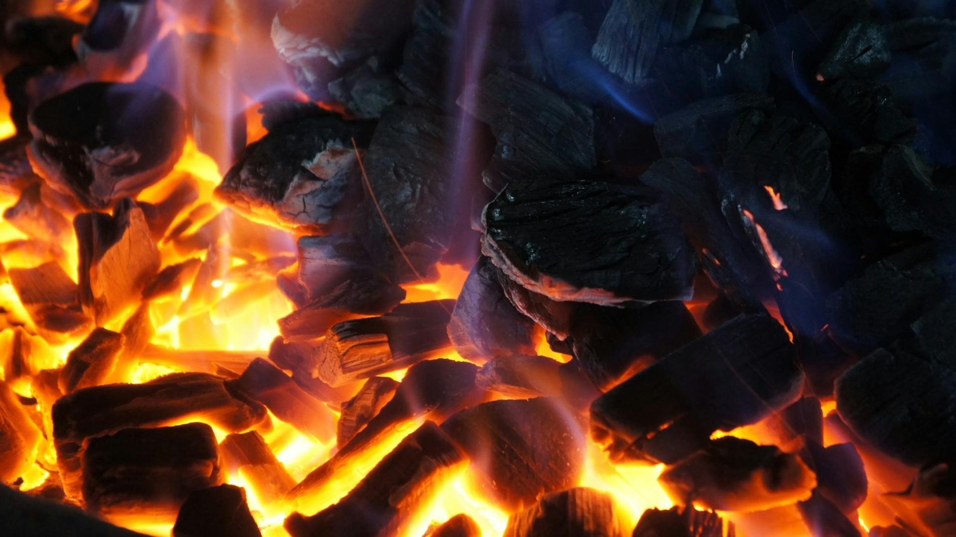 glühende Kohle im Holzkohle-Grill