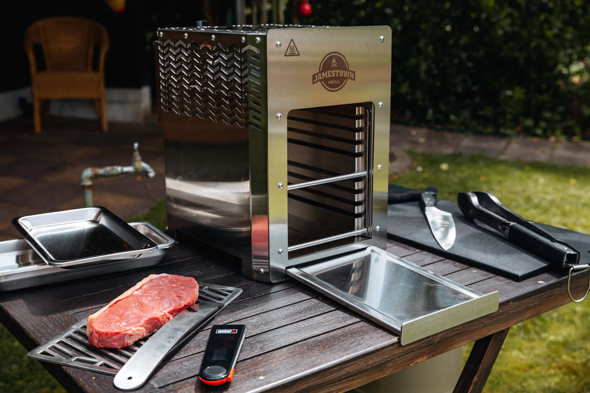 Felső melegítésű grill egy asztalon a kertben