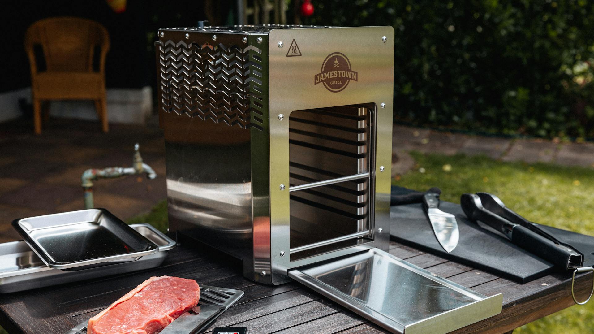 Felső melegítésű grill áll az asztalon