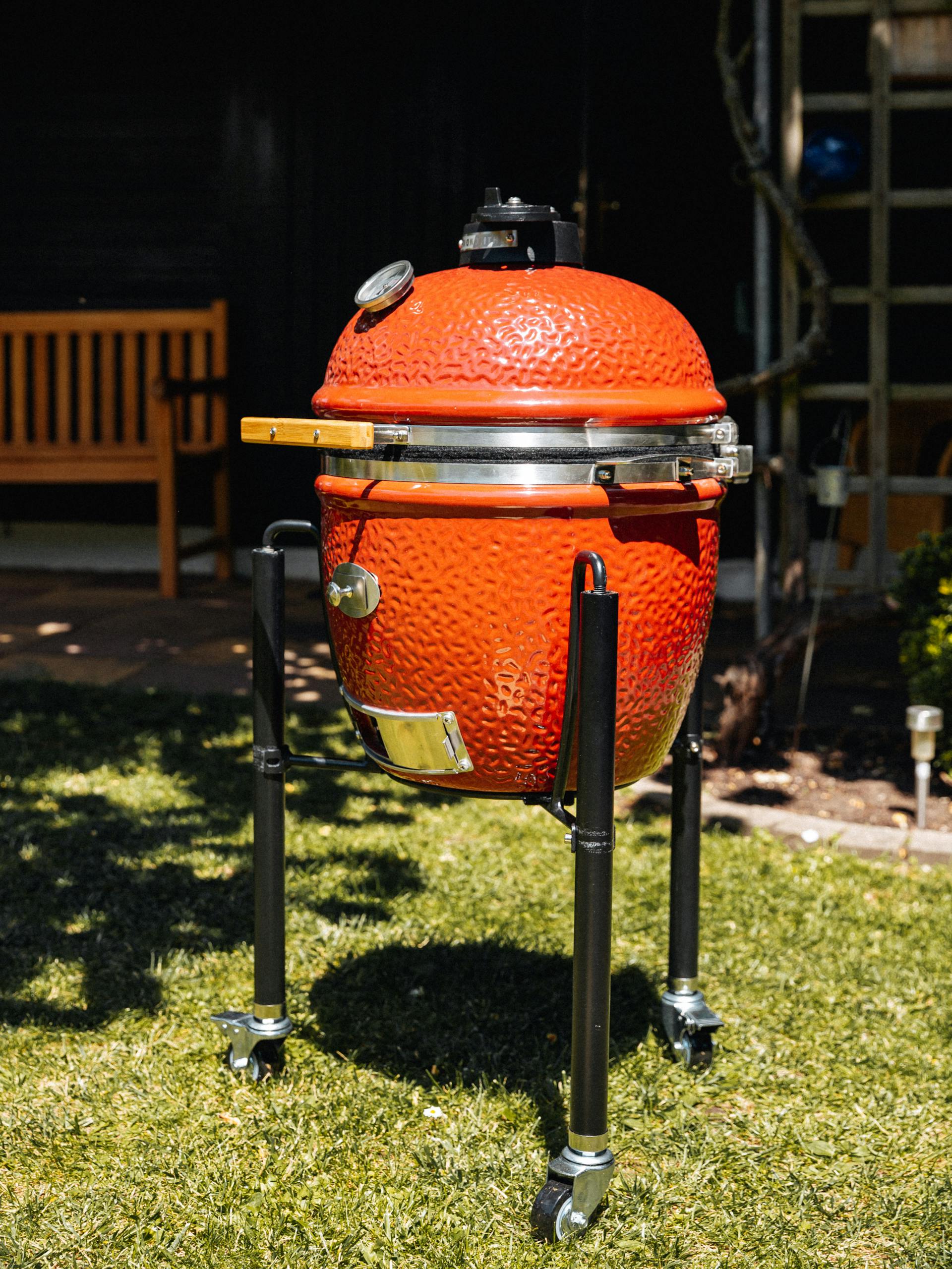 Tojás alakú kerámiagrill áll a kertben