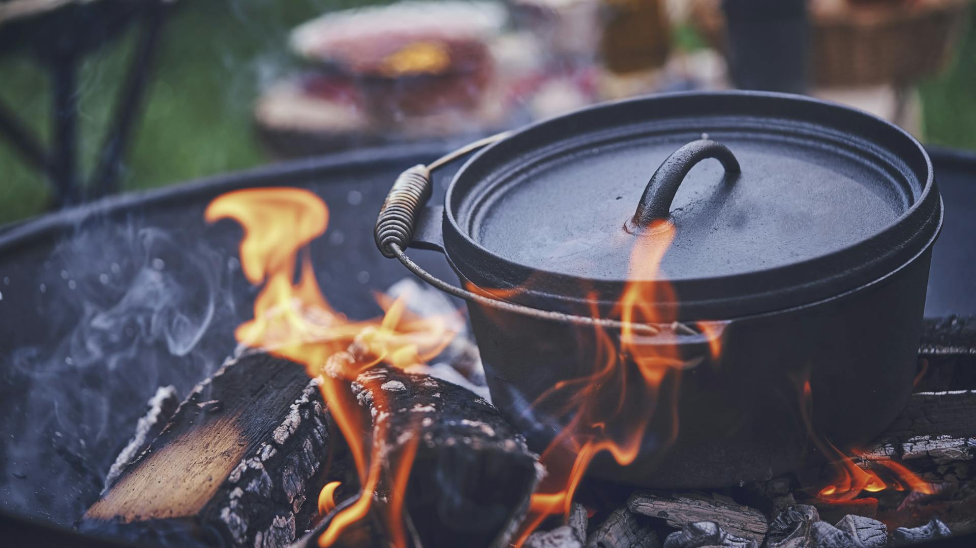 Dutch Oven in einer Feuerschale beim Wintergrillen