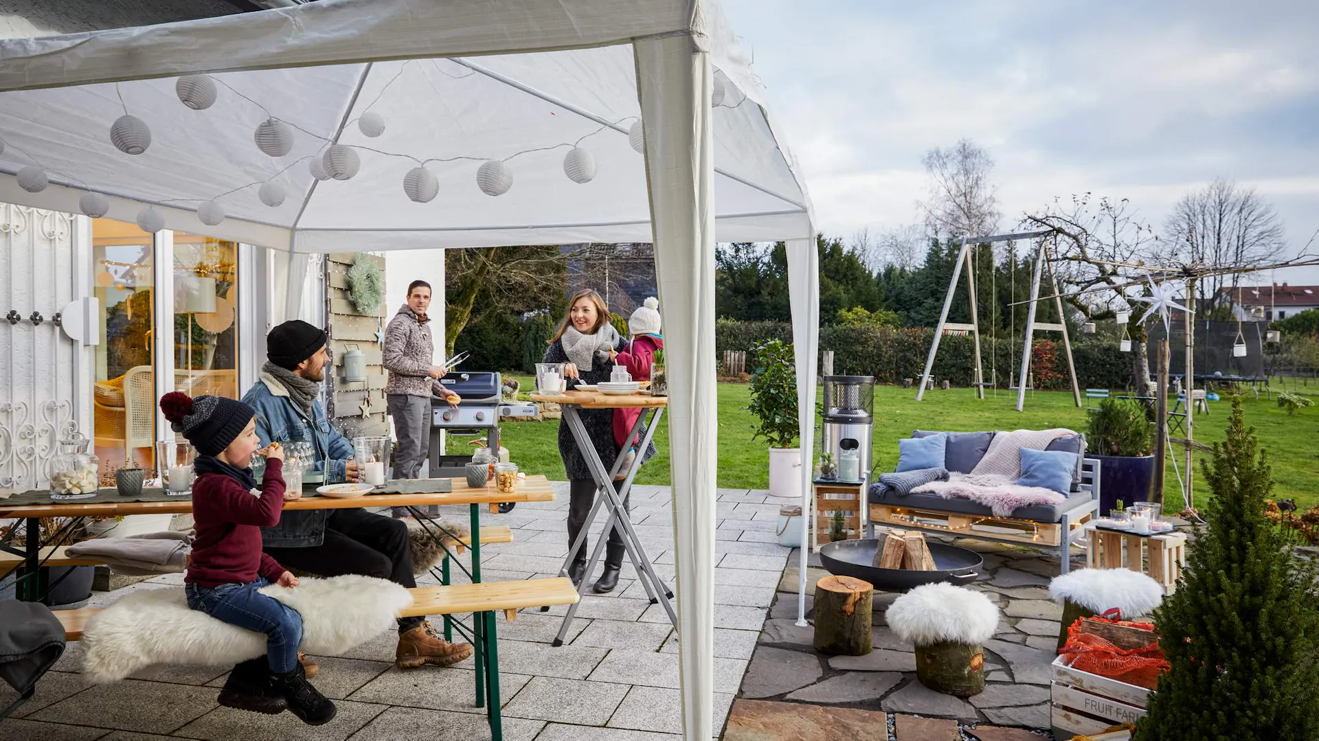 Personen auf einer Terrasse im Winter