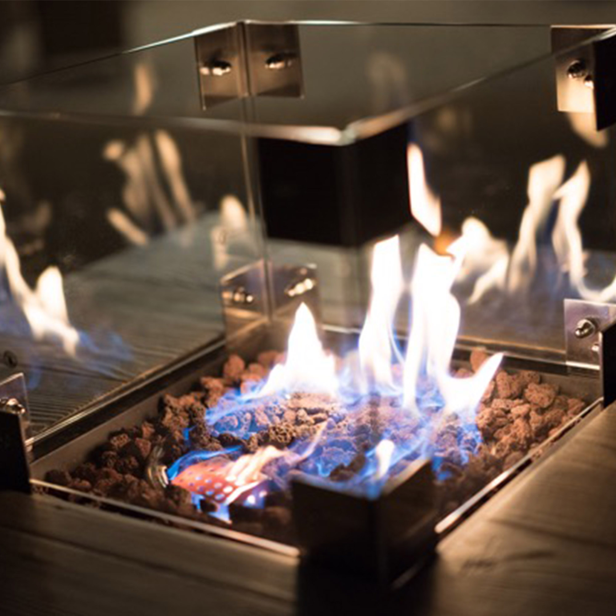 Feuerstelle aus Glas im Außenbereich.