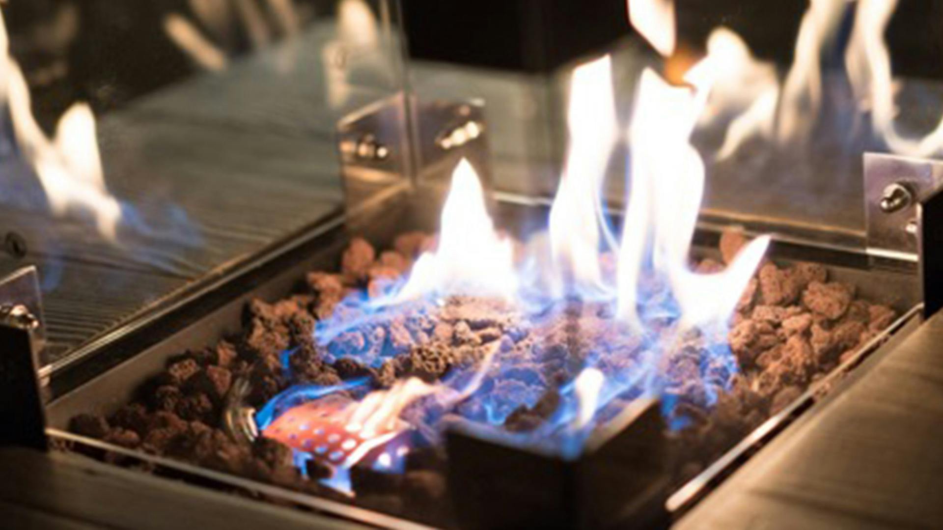 Feuerstelle mit Glaswand im Außenbereich