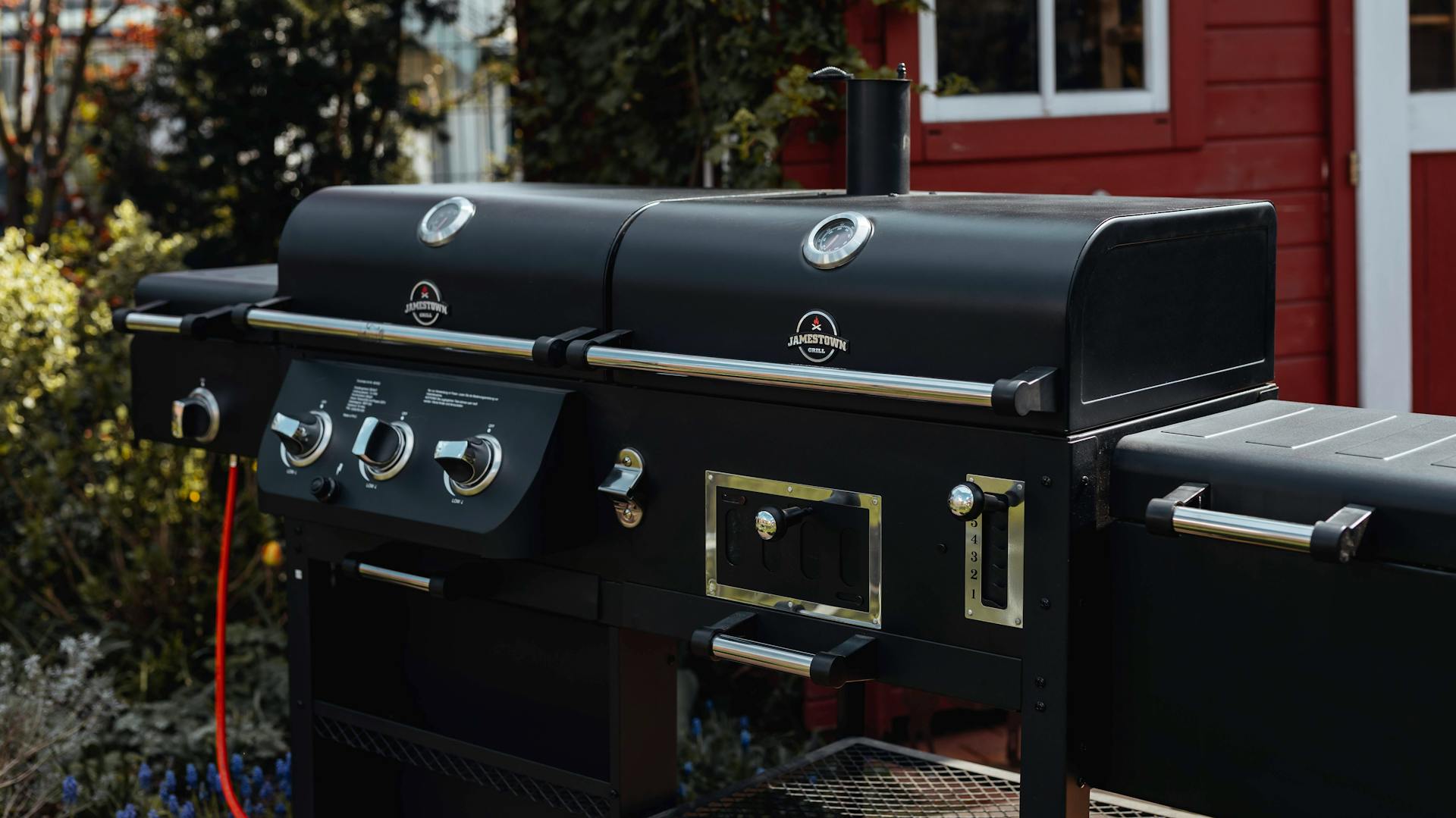 Kombigrill mit Gas-, Kohle- und Smoker-Element.
