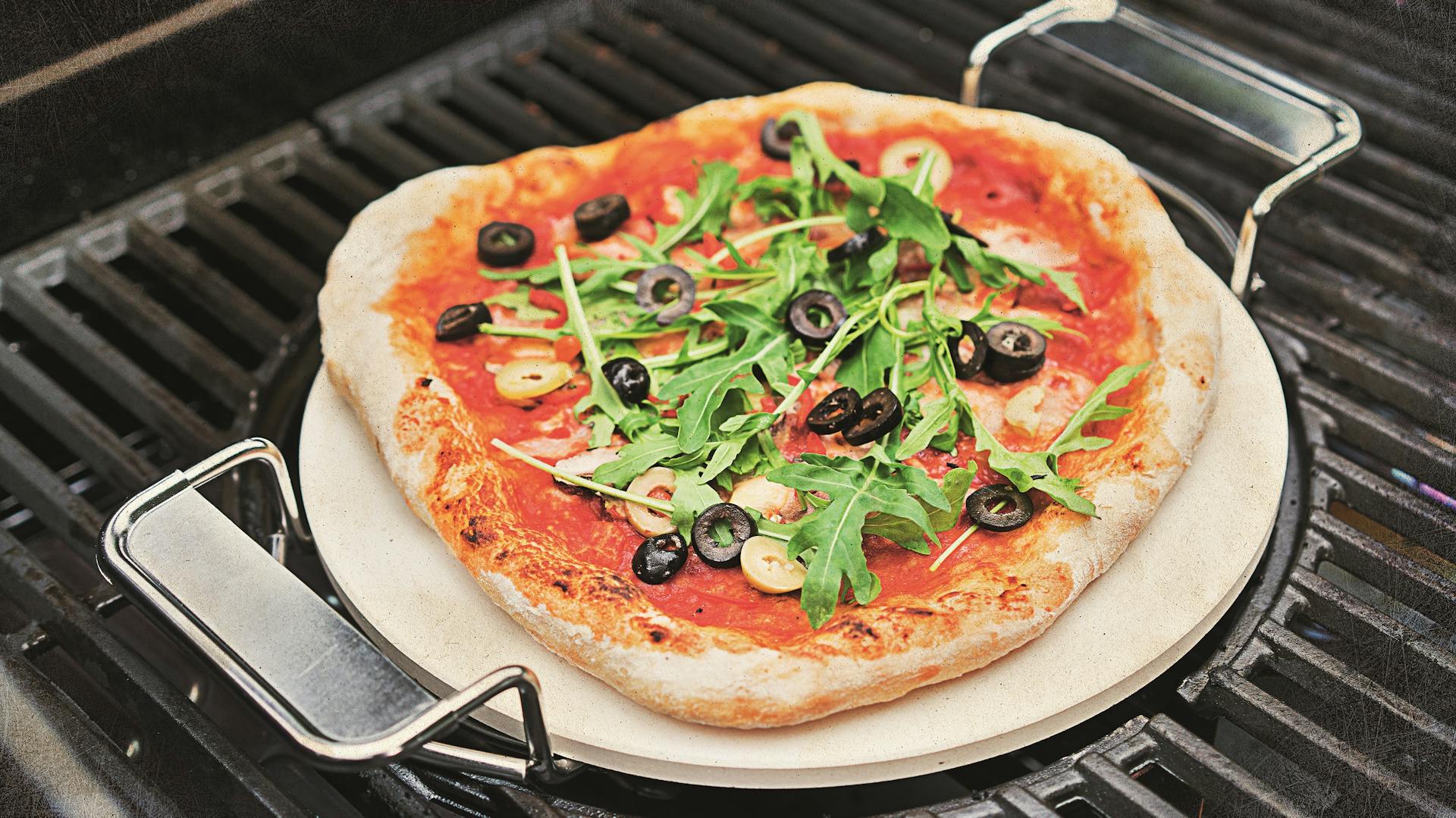 Pizza na pizza kameni v grile