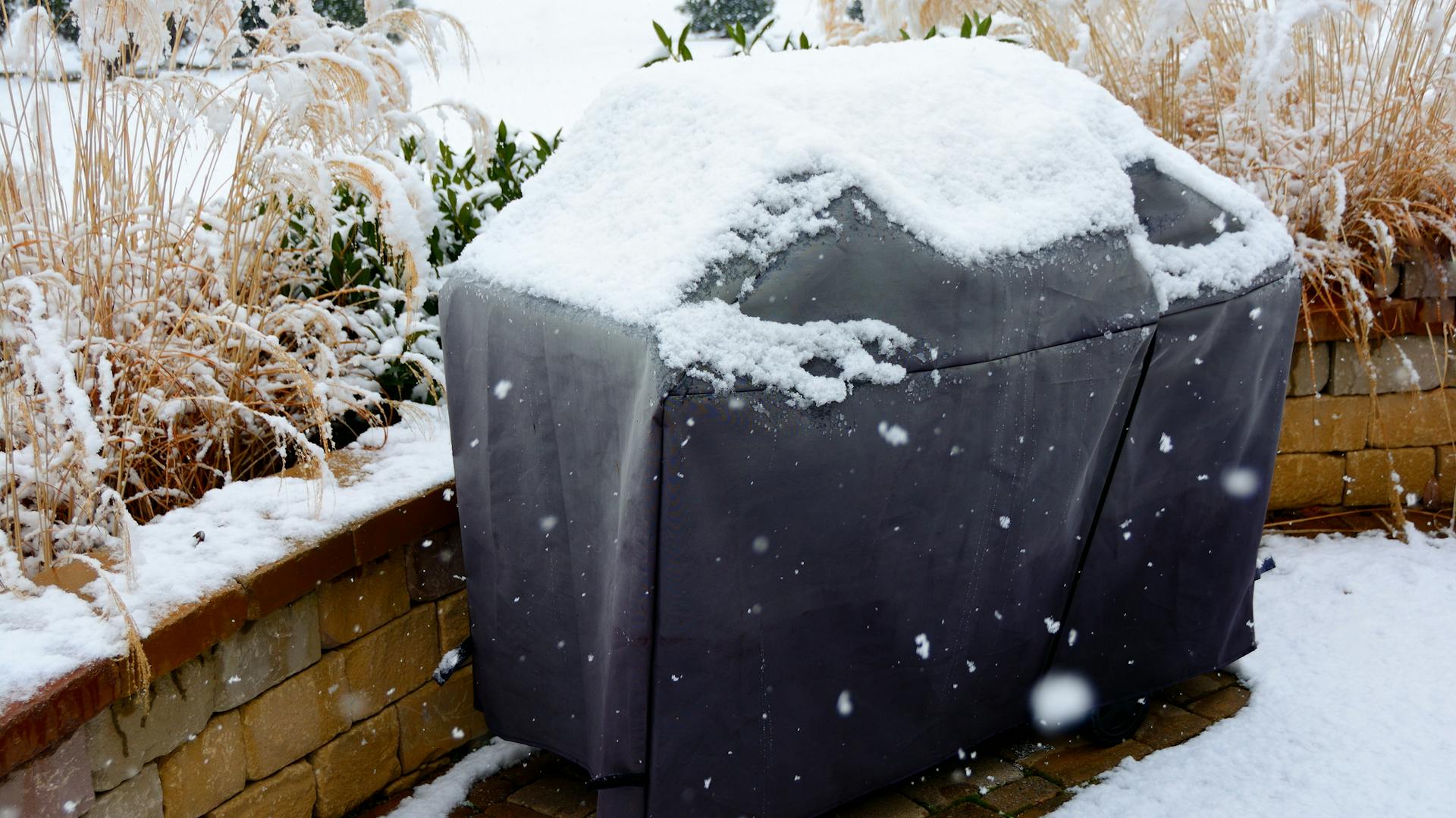 Eine Schutzhülle, mit der der Grill im Winter abgedeckt wird.