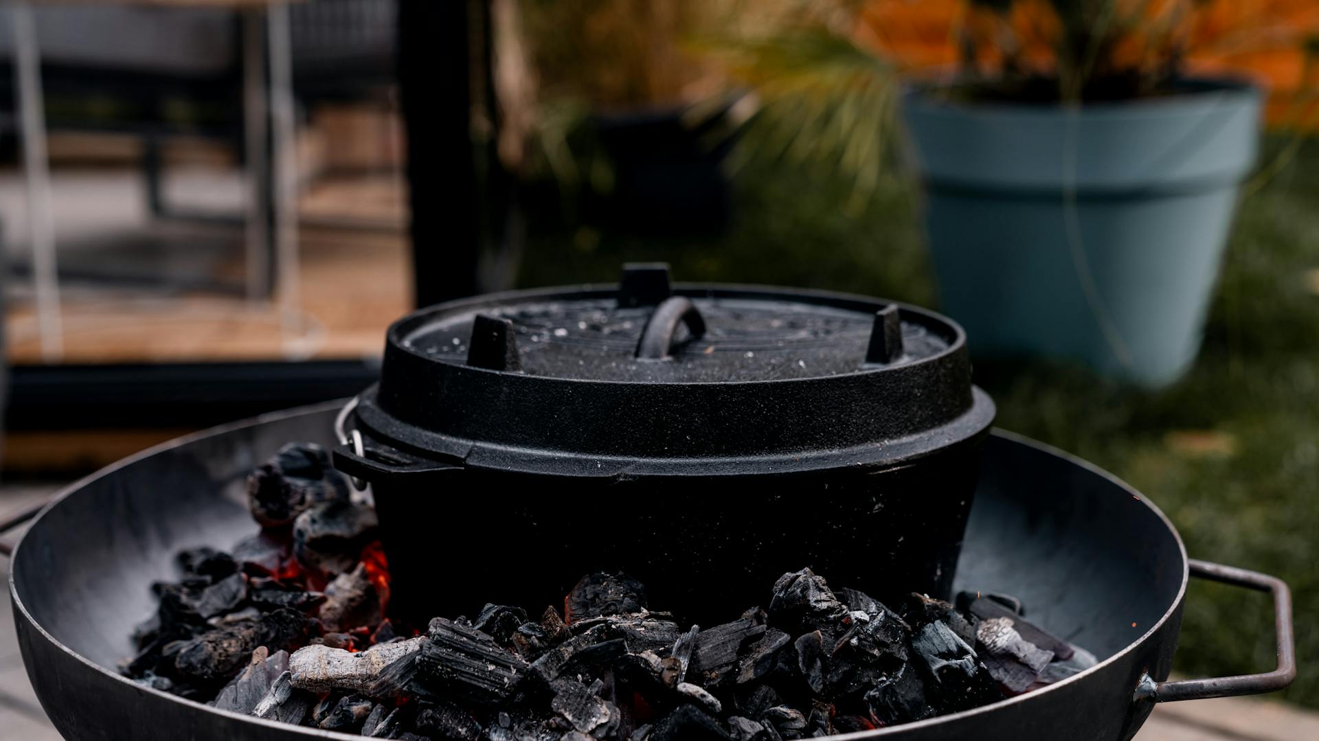 Un Dutch Oven chiuso sul grill.