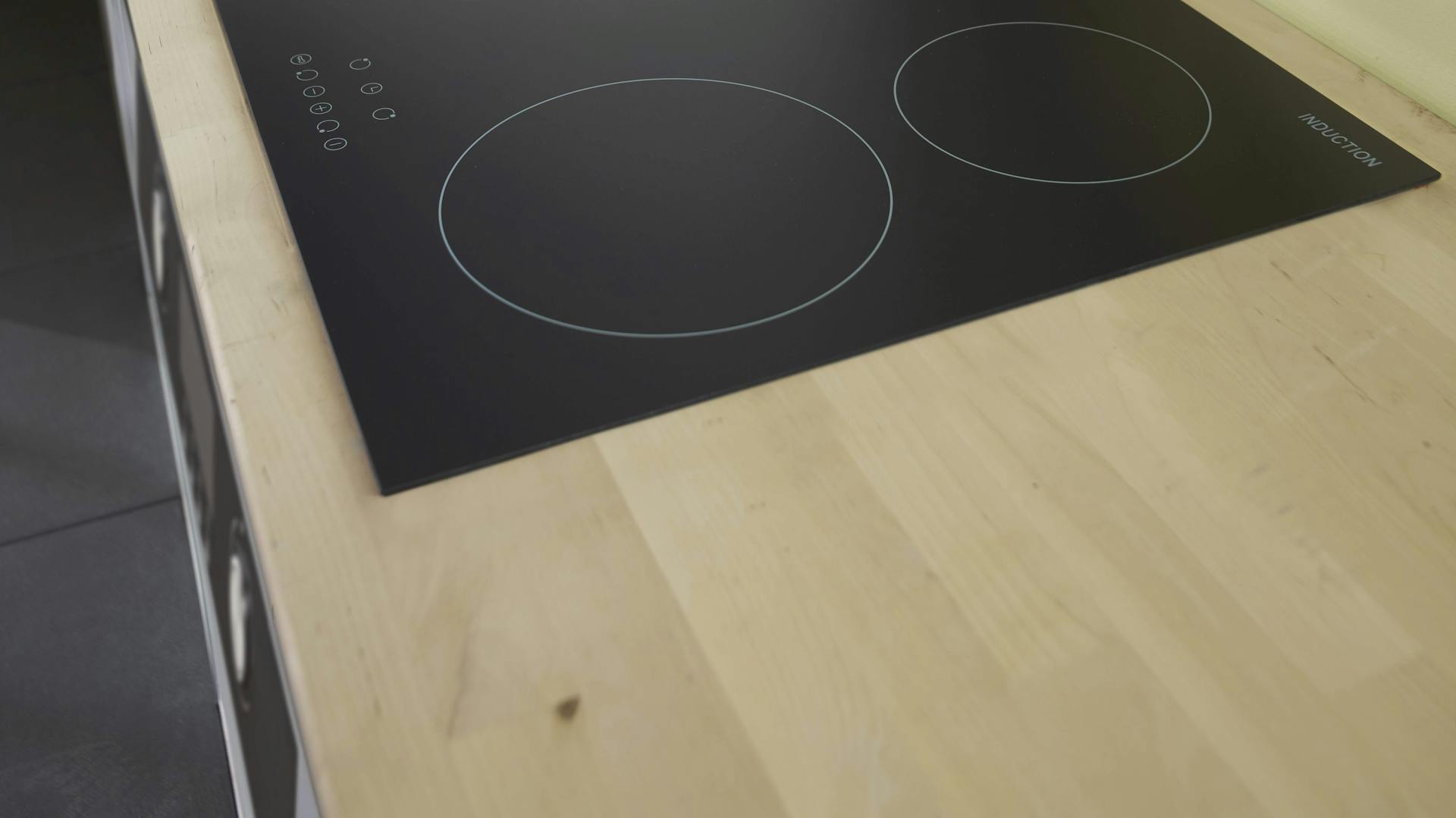 Eine Arbeitsplatte mit ausgeschnittener Spüle und Arbeitsfläche