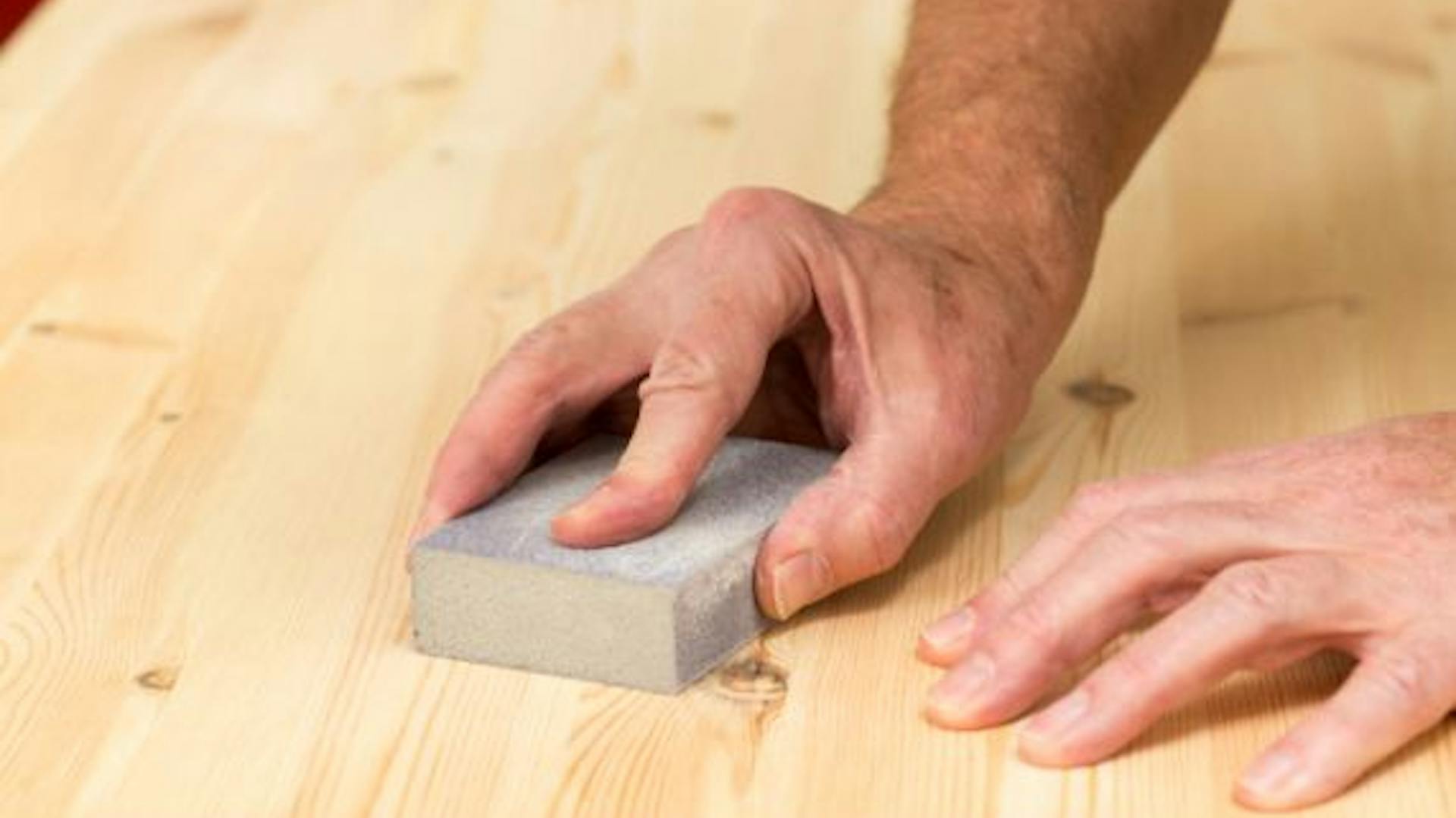 Küchenarbeitsplatte wird mit einem Schleifpapier behandelt