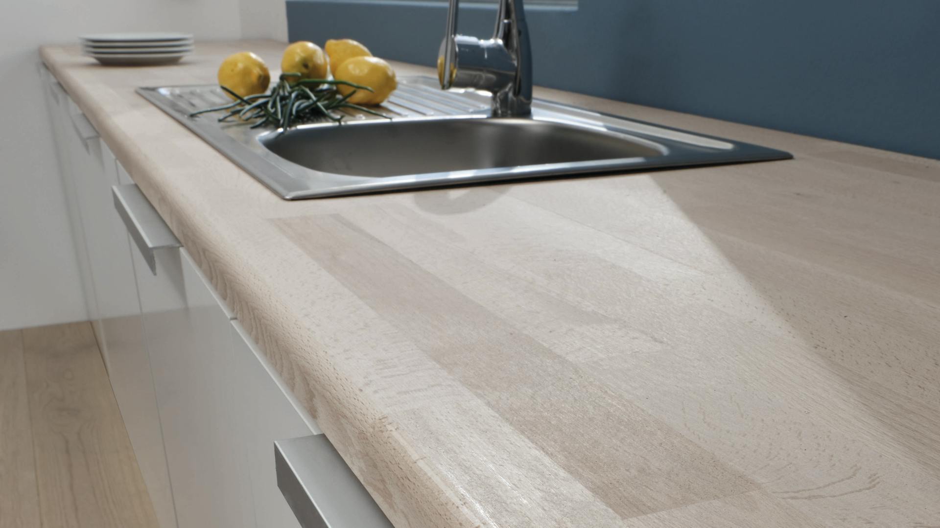 Küche mit Weißer Front und Holzarbeitsplatte