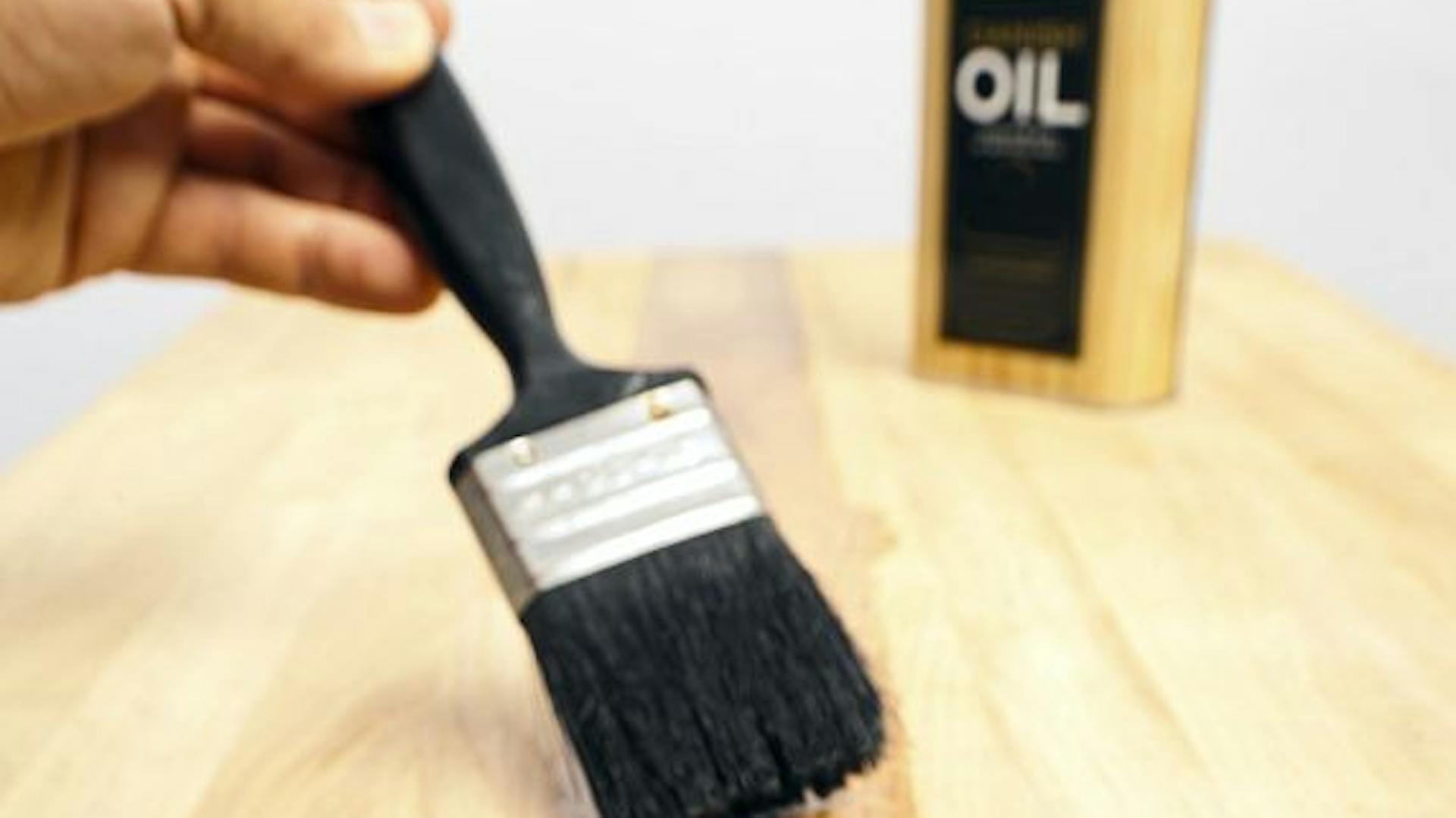 Arbeitsplatte wird mit einem Pinsel eingeölt