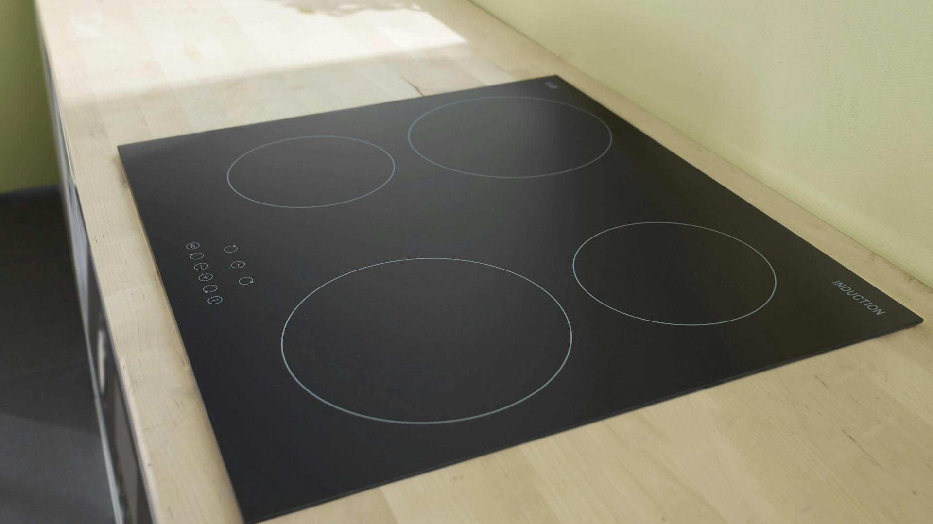 Küche und Arbeitsplatte mit abgedichtetem Kochfeld.