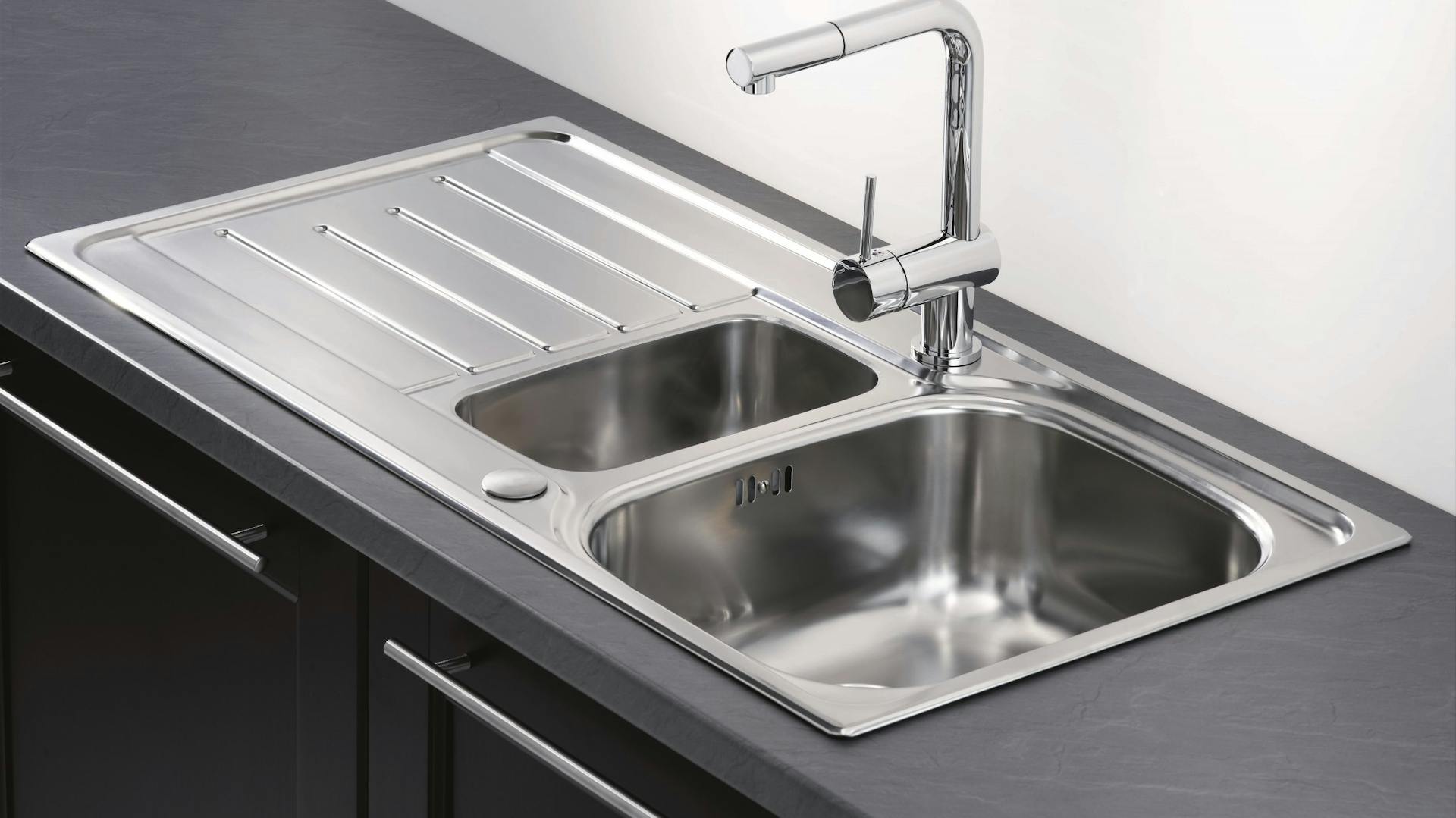 Küche mit abgedichteter Arbeitsplatte im Bereich der Spüle.