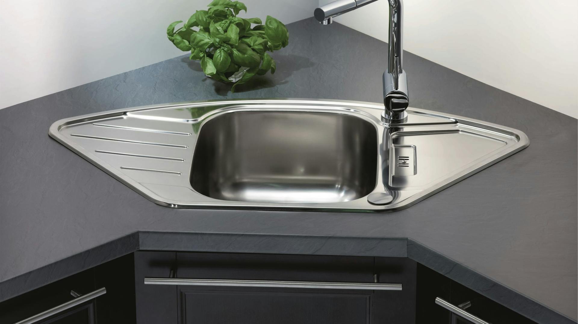 Küche mit abgedichteter Arbeitsplatte an Übergängen mit Spüle.