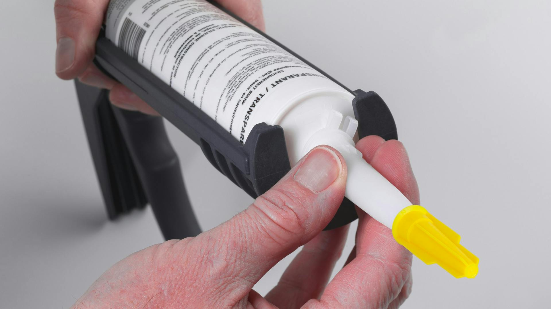 Silikon in Kartuschenpresse zum Abdichten der Arbeitsplatte in der Küche