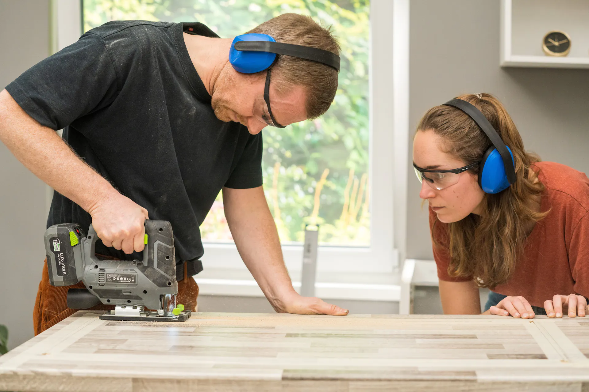 Barkácsolók elkészítik a mosogató kivágását a munkalapban.