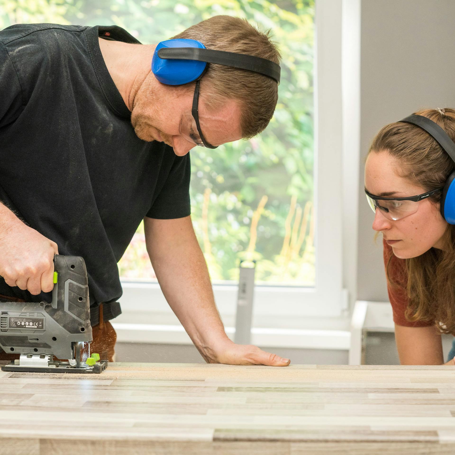 Domáci majstri pília do pracovnej dosky výrez pre drez.