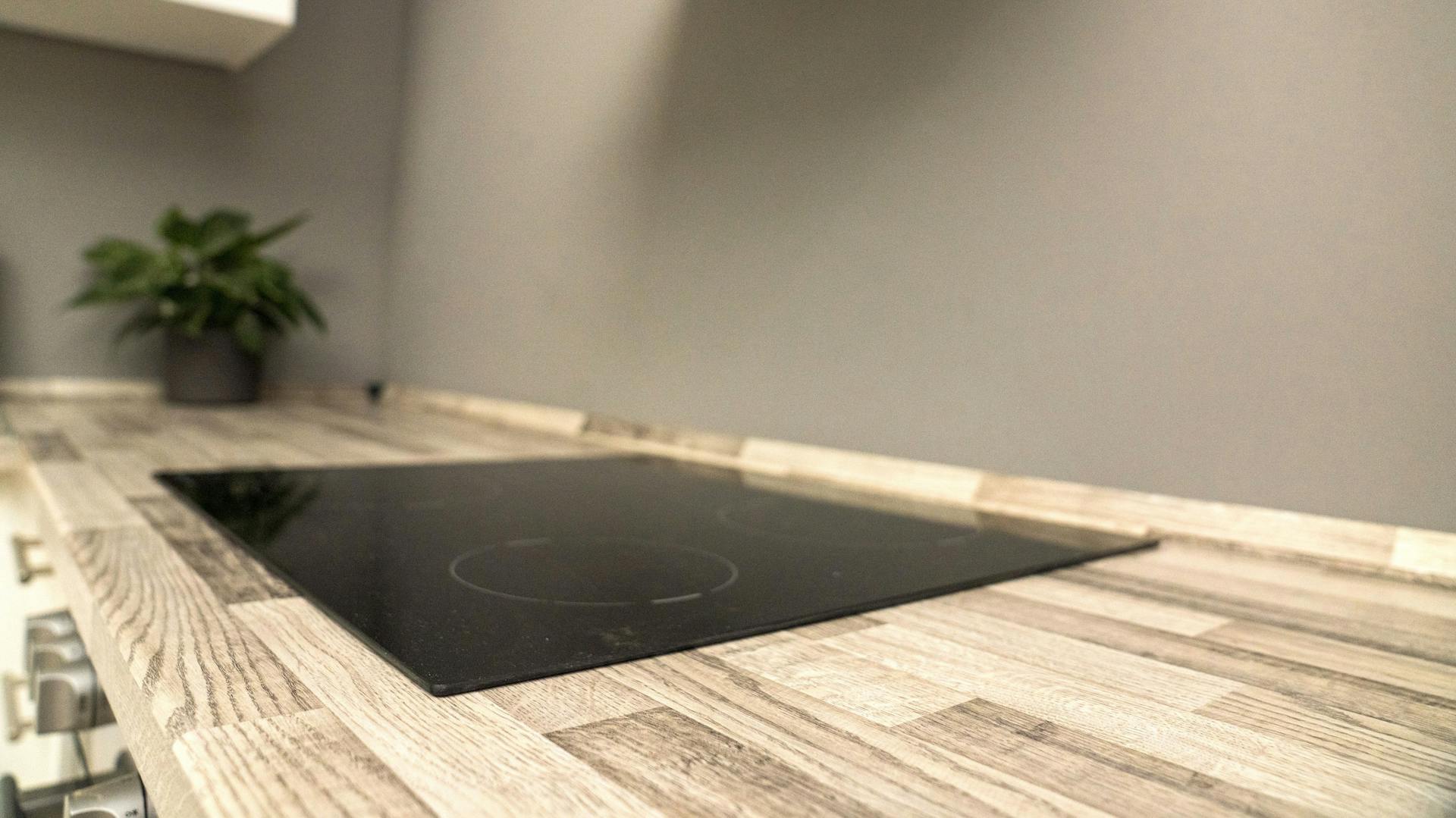 Arbeitsplatte aus Holz mit Ceranfeld.