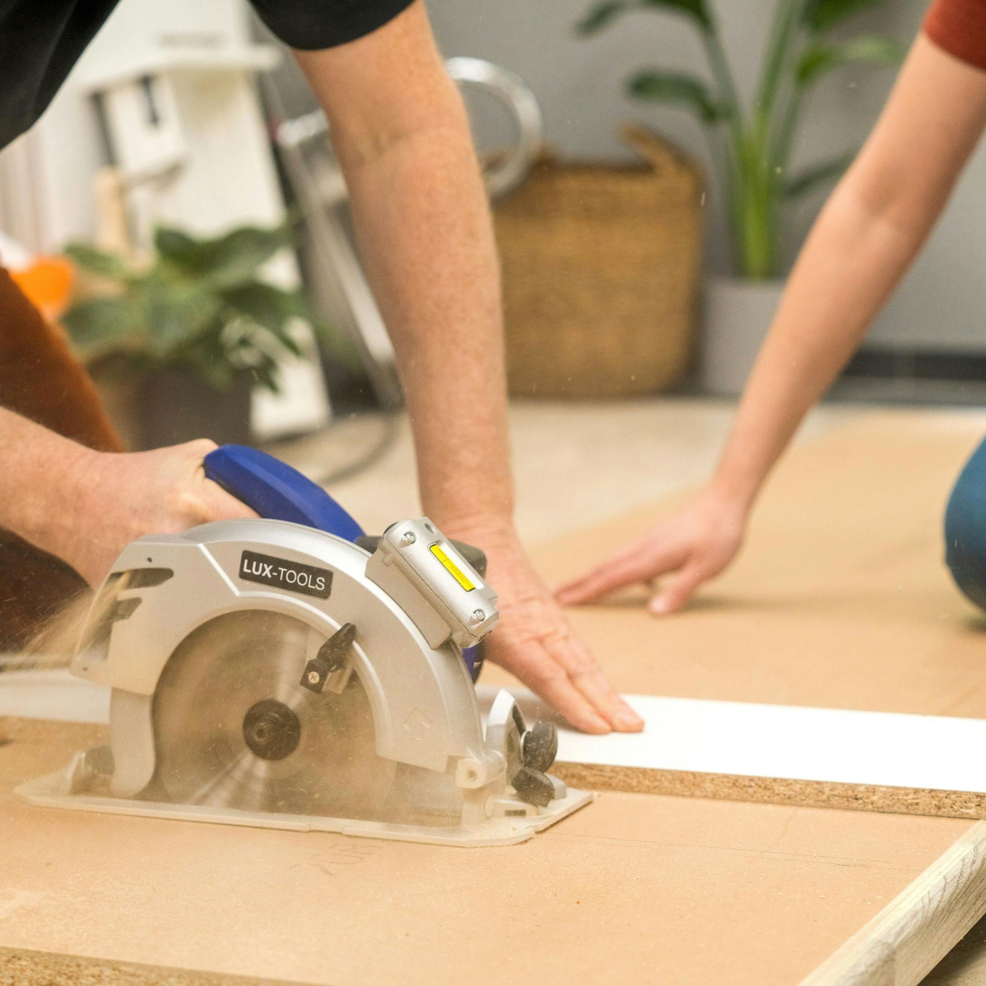 Domáci majstri prispôsobujú dosky.