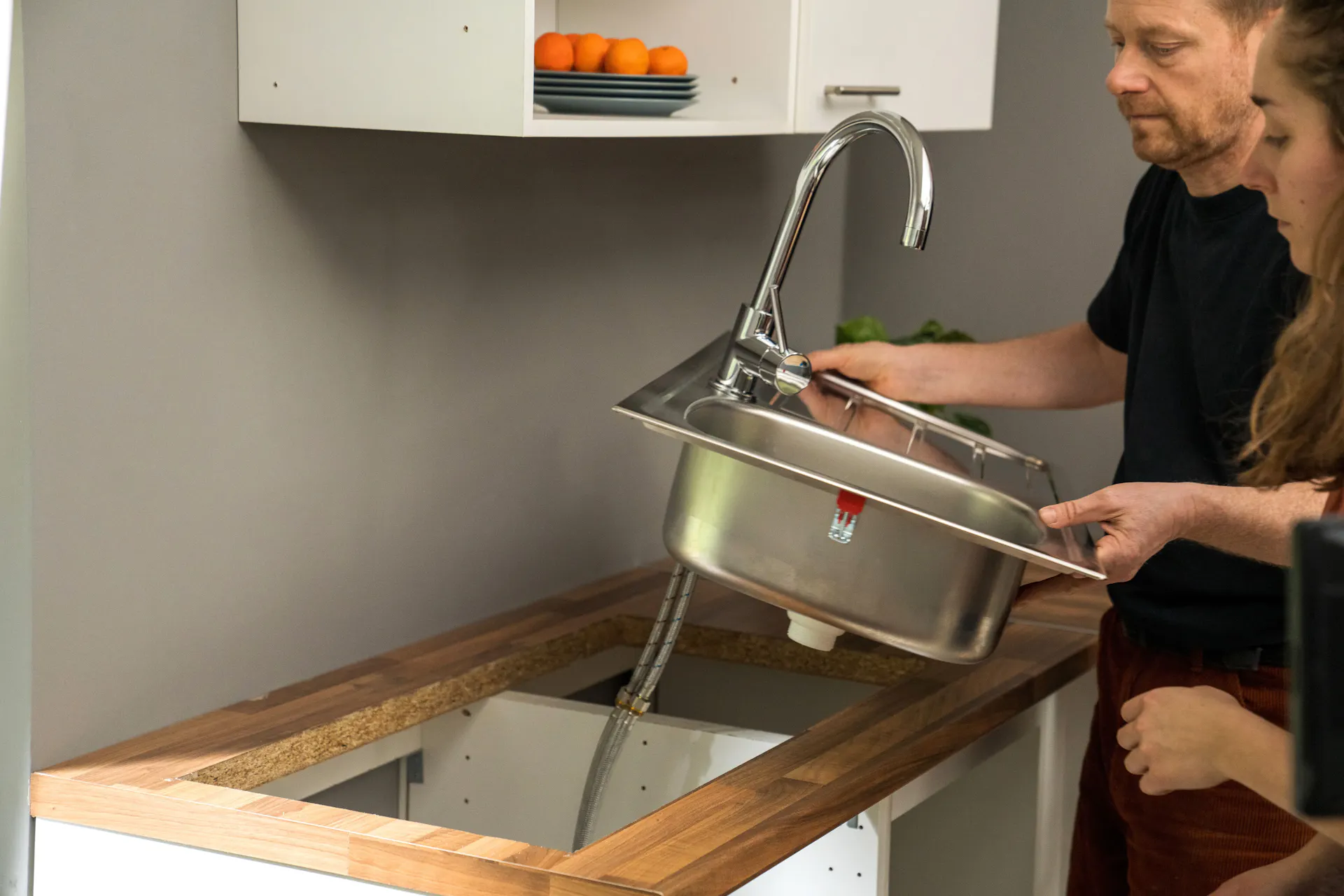 Egy barkácsoló kiszereli a mosogatóegységet.