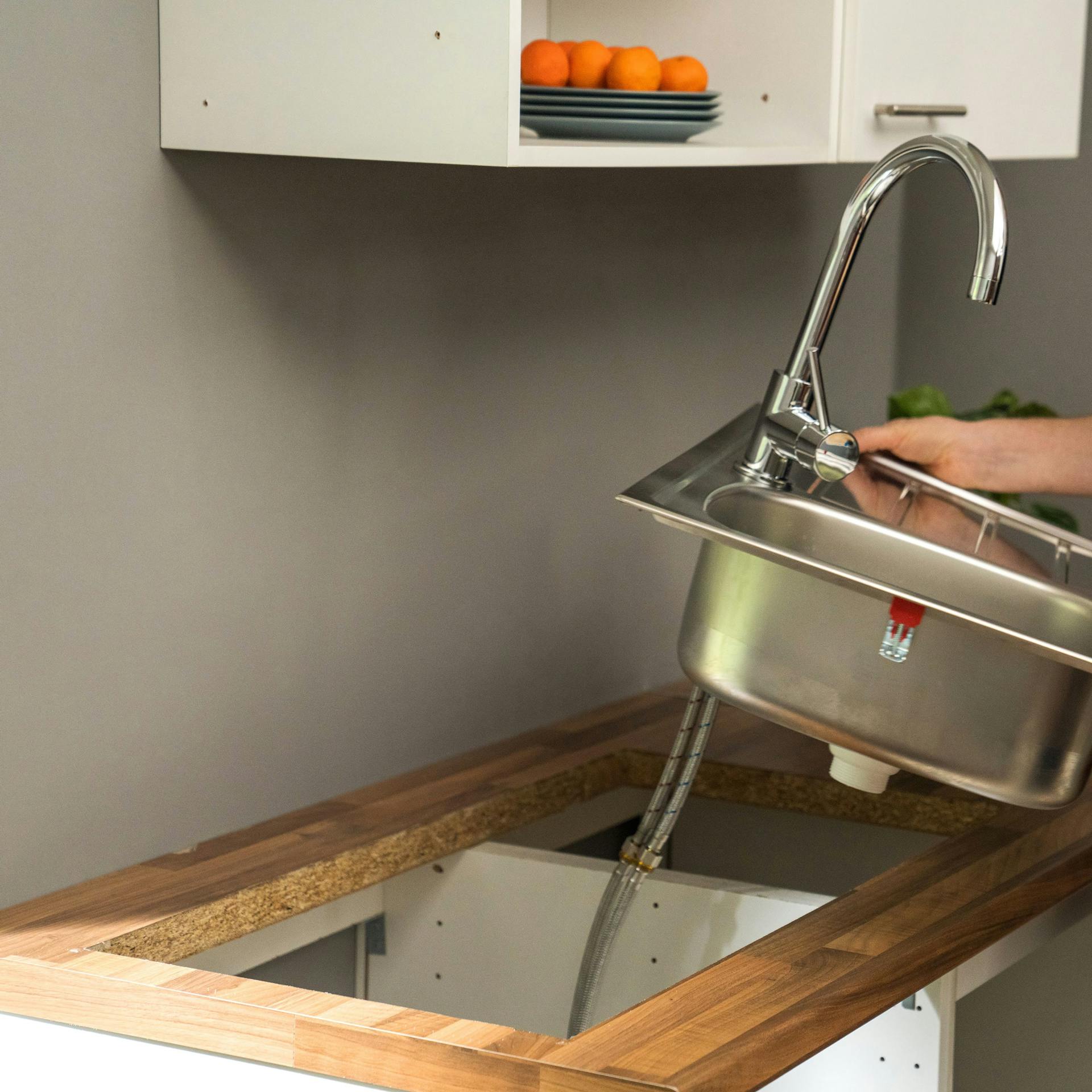 Domáci majster demontujte drez.