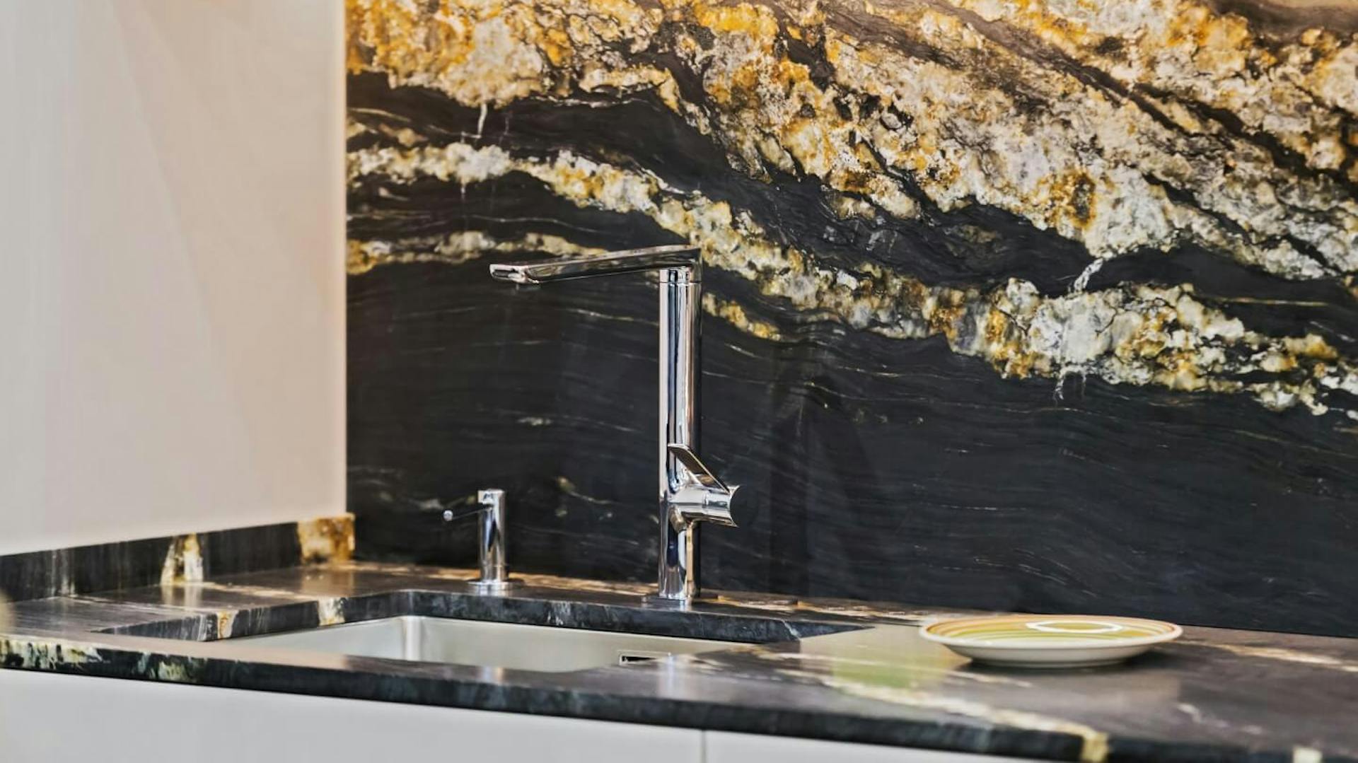 Fekete márványmintás munkalap. Fekete-barna-fehér márványhatású konyhai hátfal.