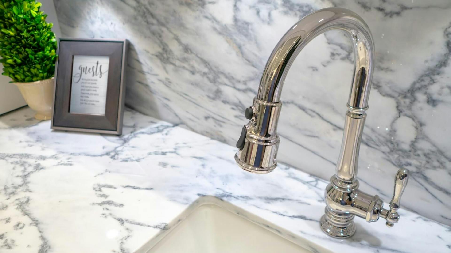 Wachbecken mit ausgefallener Armatur