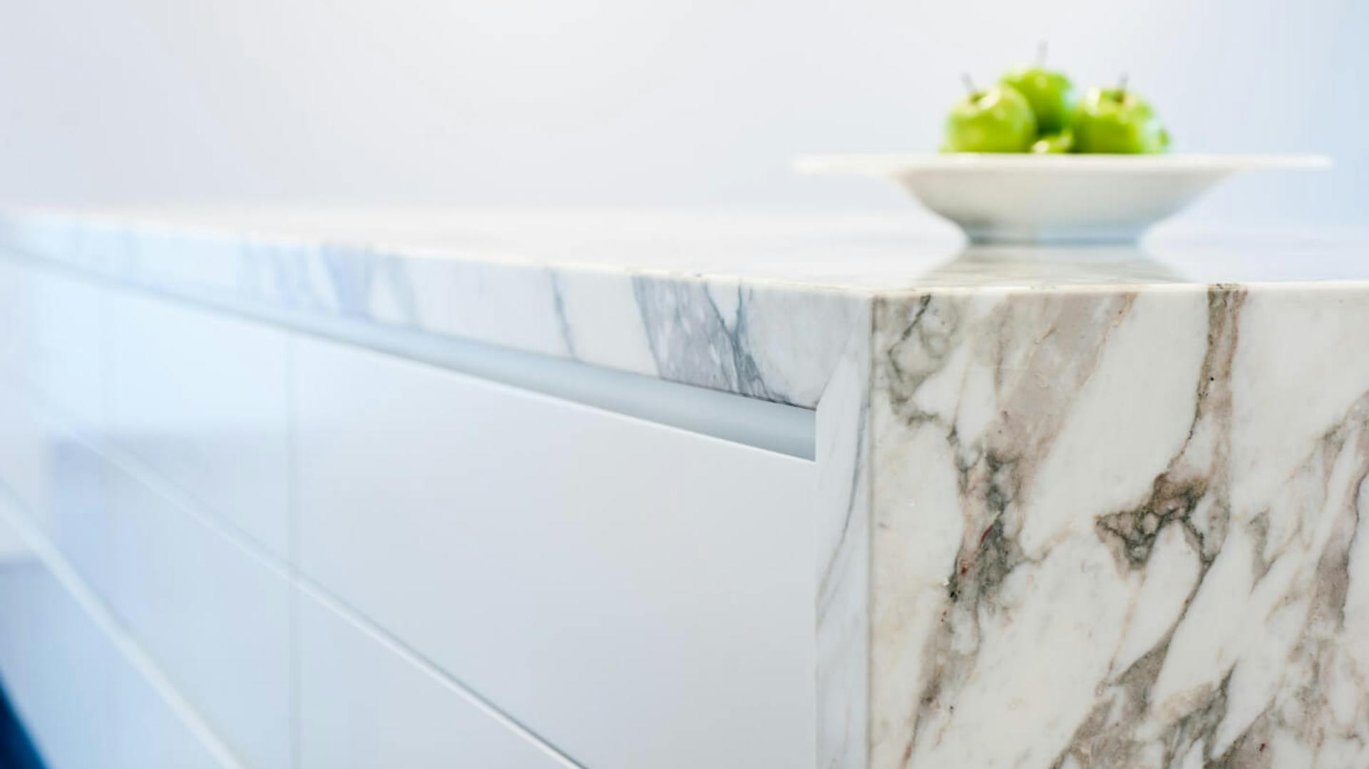 Szürkés-barnás márványhatású munkalap