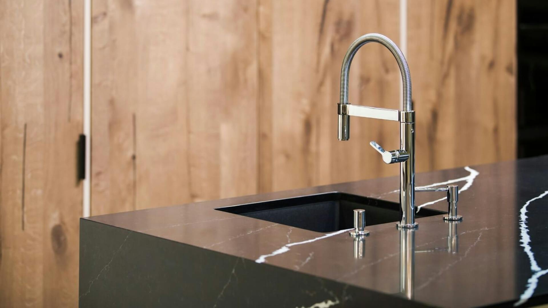 Fekete márvány munkalap, beépített mosogatókagyló rozsdamentes acél csapteleppel.