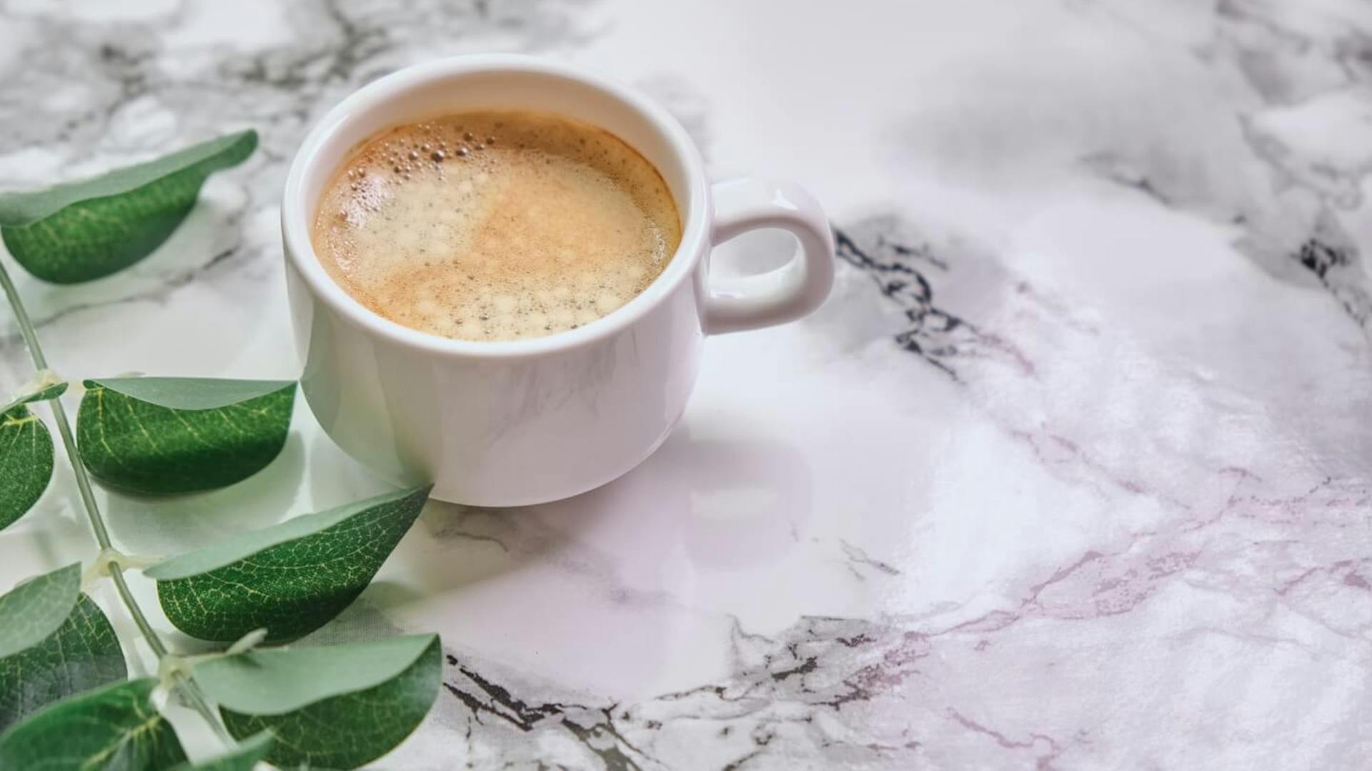 Csésze világos márvány konyhai munkalapon.