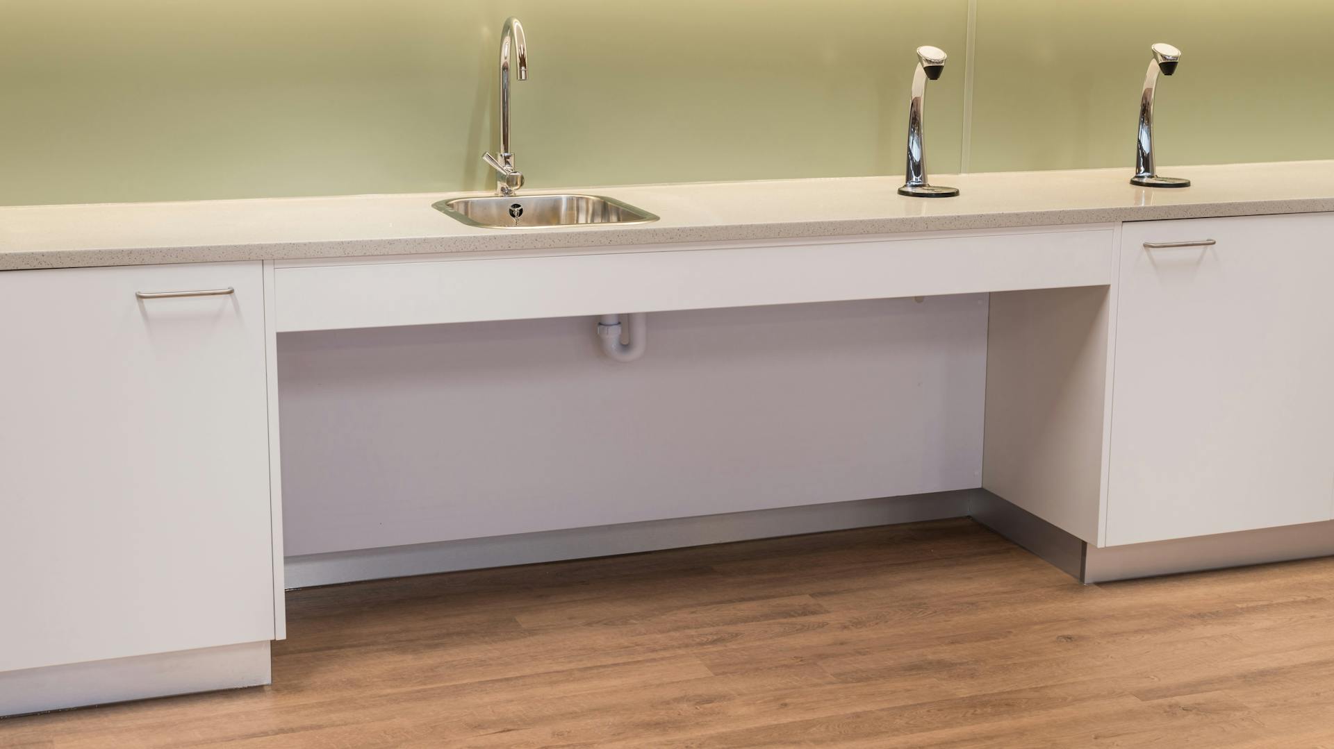 Eine unterfahrbare Arbeitsplatte.