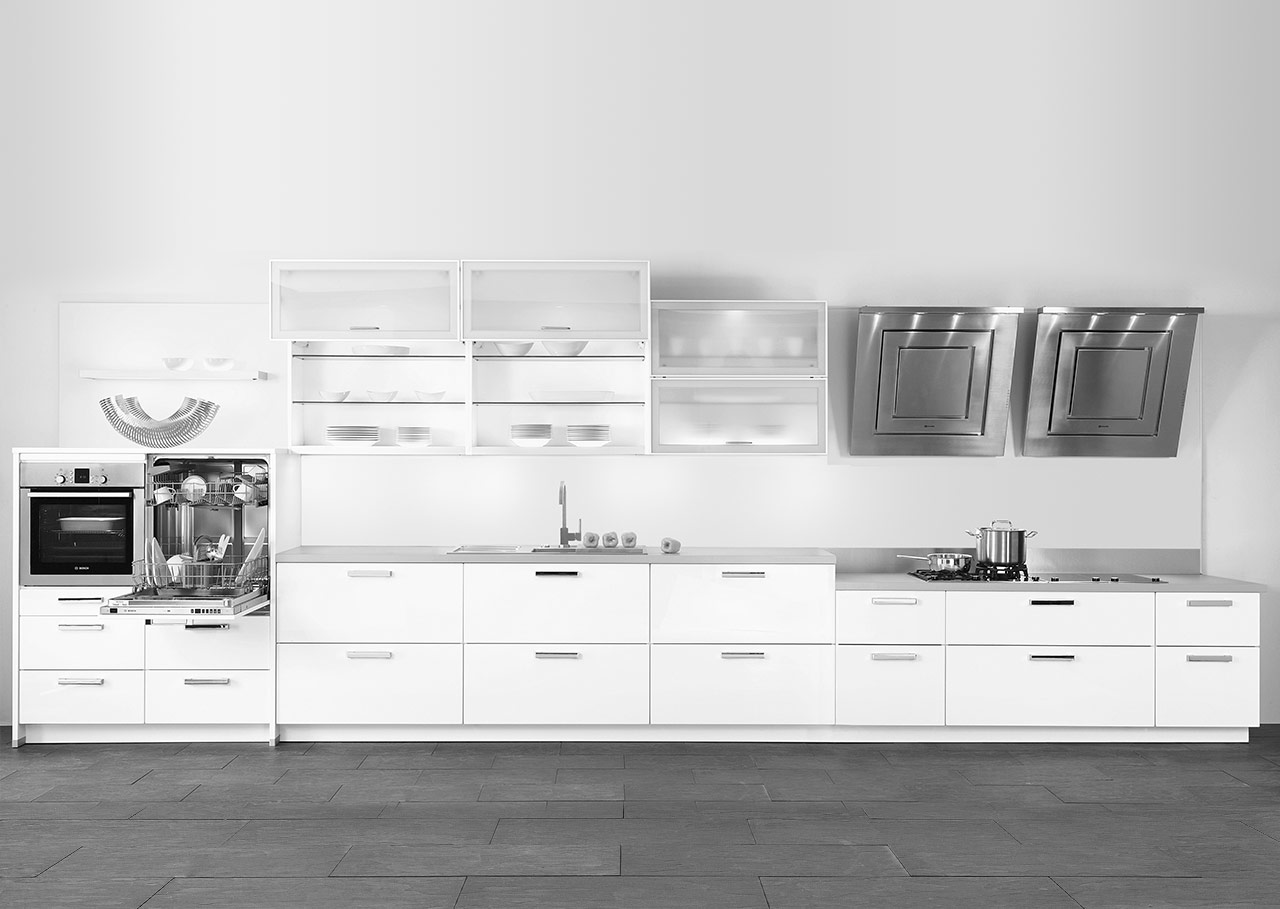 Fehér konyha különböző magasságú munkalapokkal