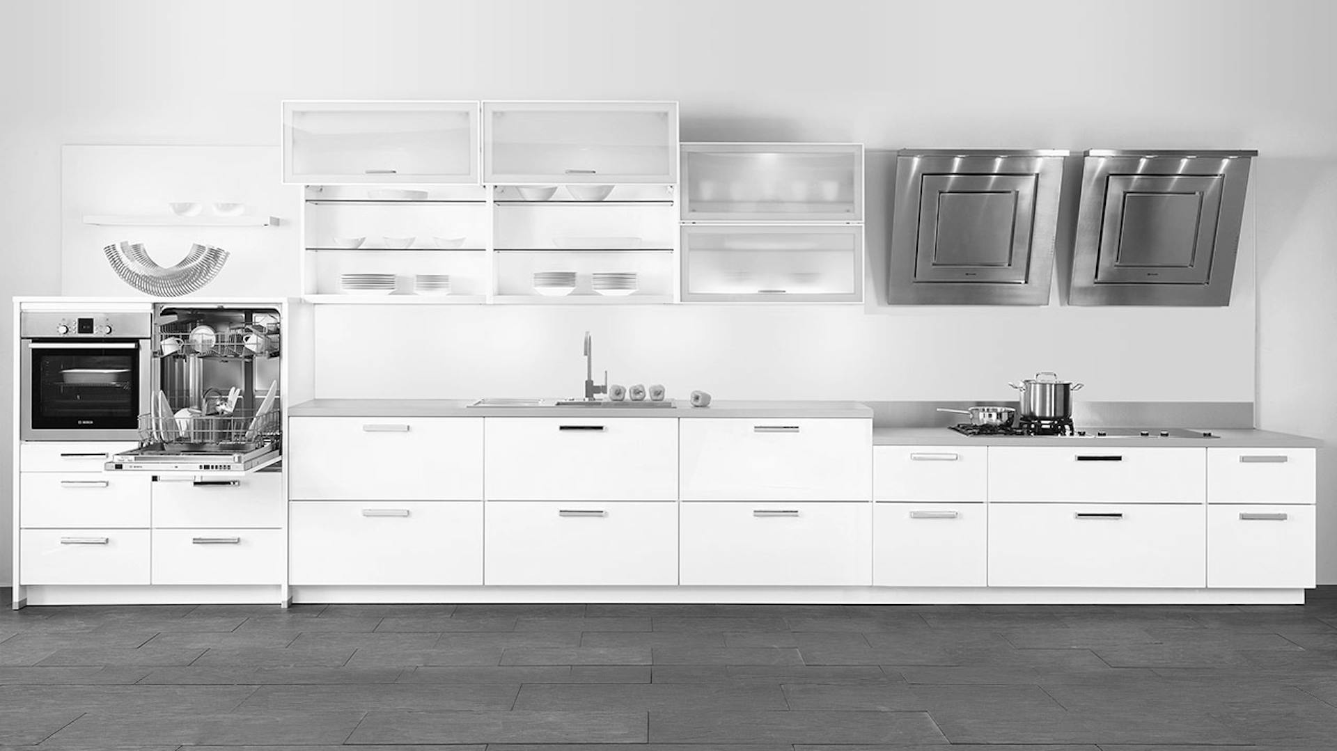 Fehér konyha különböző magasságú munkalapokkal