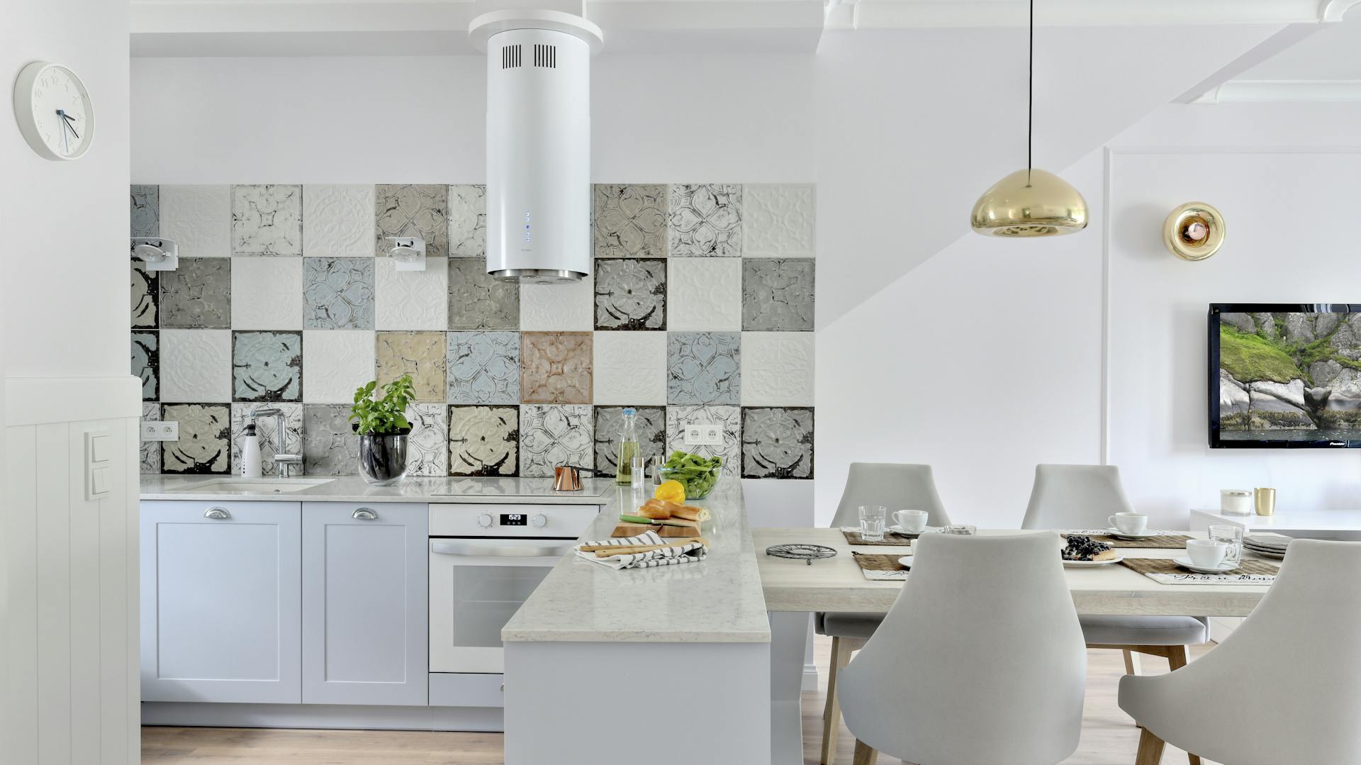 Eine modern eingerichtete Küche mit einem attraktiven Fliesenspiegel.