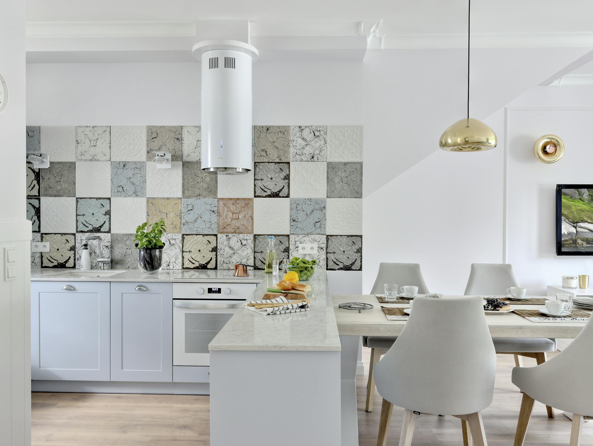 Fliesenspiegel hinter einer hellblauen Küchenzeile