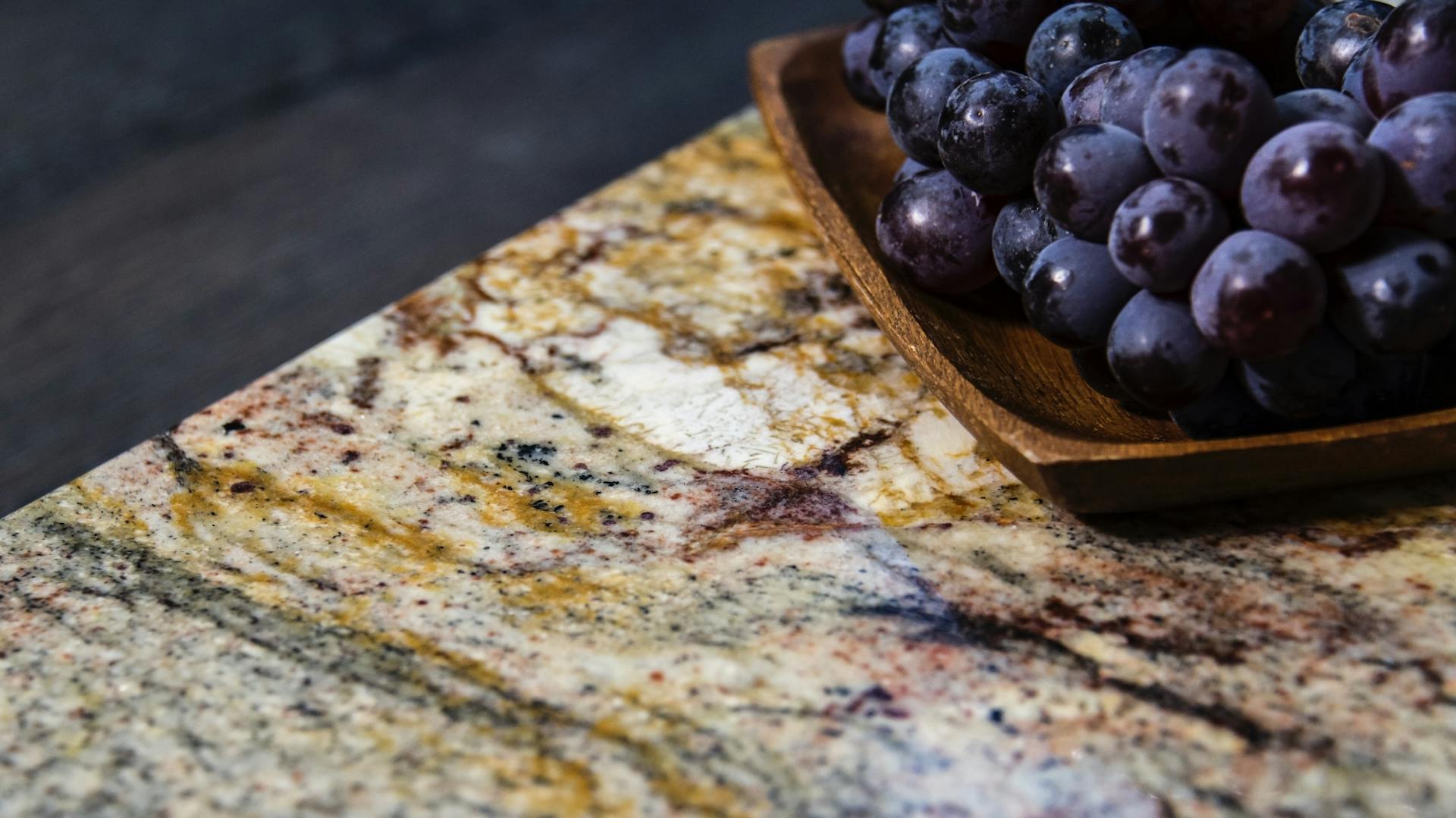 Granitarbeitsplatte mit einer Schale Blaubeeren