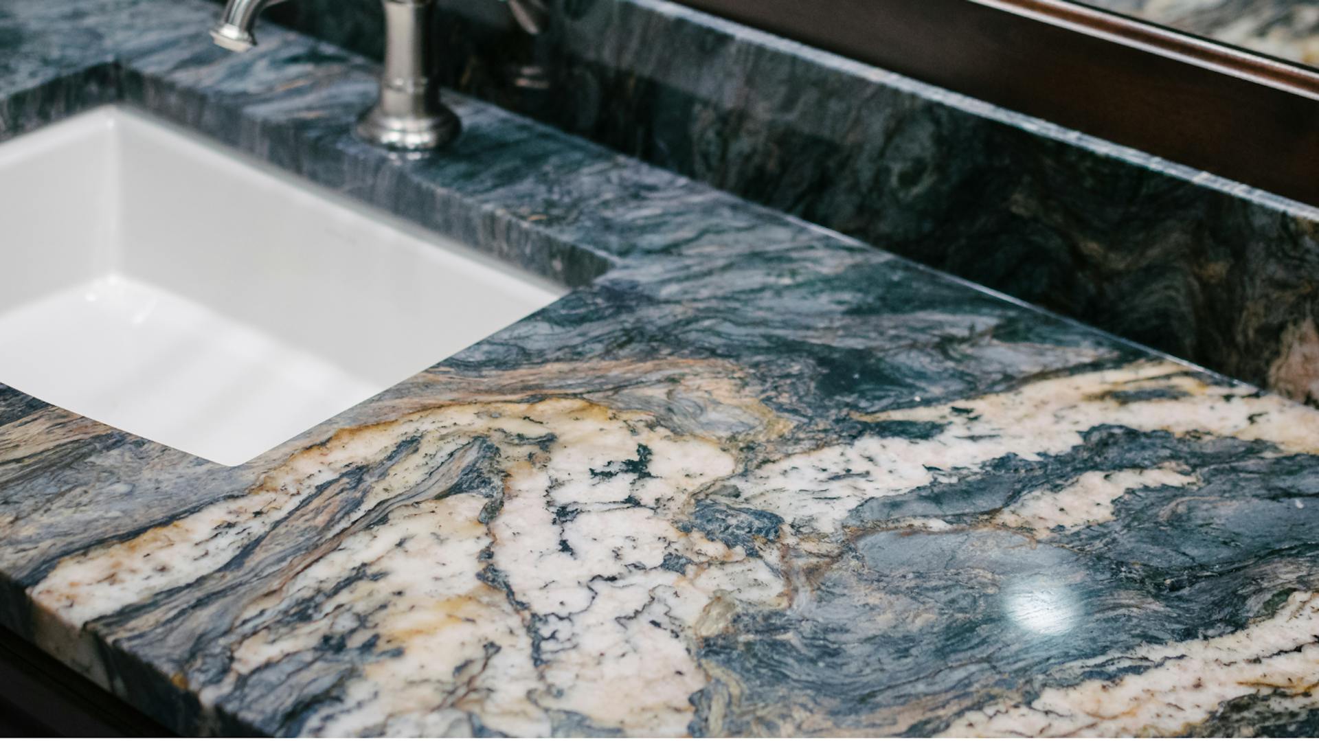 Dunkle Granitarbeitsplatte mit eingelassenem Waschbecken.