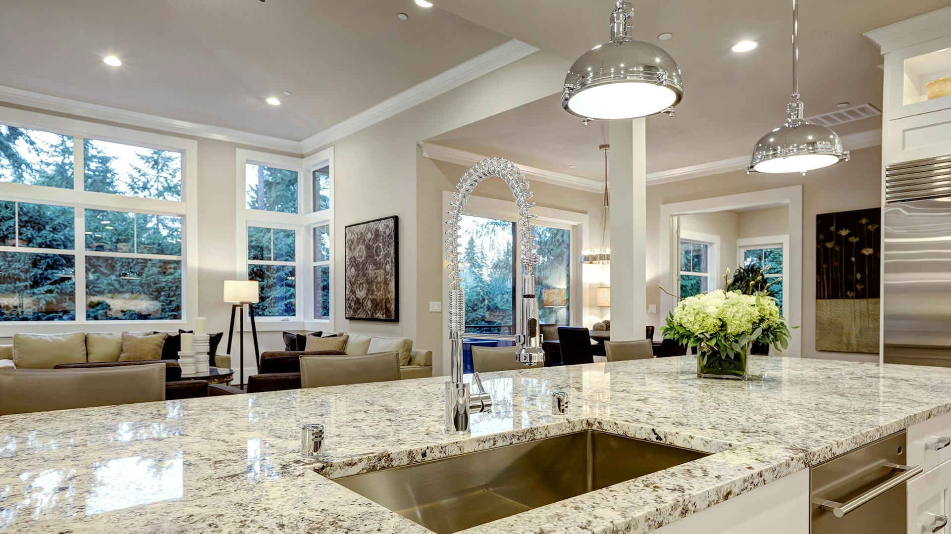 Konyhasziget gránit munkalappal, mosogatóval és függőlámpákkal