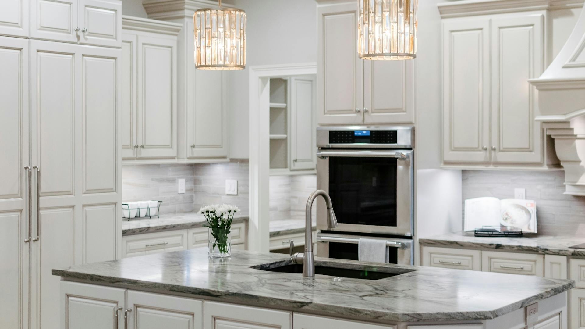 Moderne Küche mit Marmorarbeitsfläche