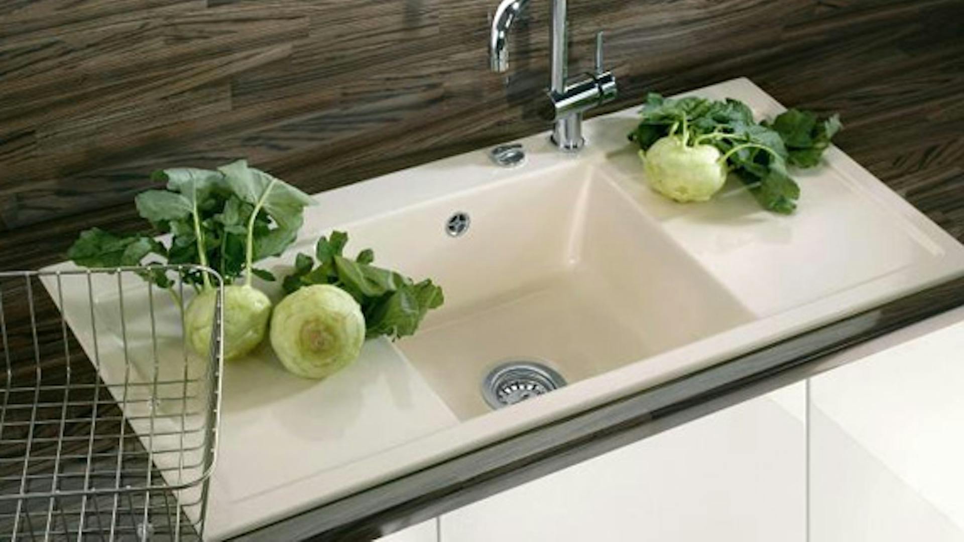 Weiße Küchenspüle mit Armatur aus Edelstahl